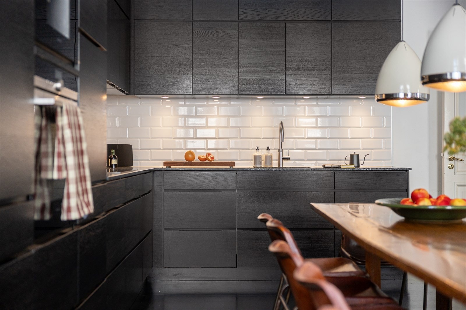 Kjøkkenet er utstyrt med nedfelt oppvaskkum med ettgreps armatur, integrert vinskap, to oppvaskmaskiner, stekeovn, platetopp med kullfiltervifte over og kjøleskap. Galleribilde