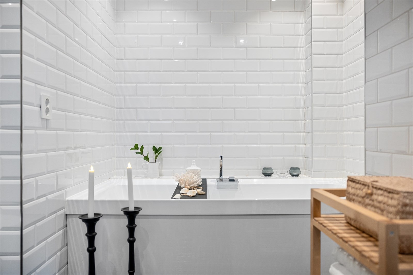 Badet er også utstyrt med badekar og innfelte høyttalere i himling. Galleribilde