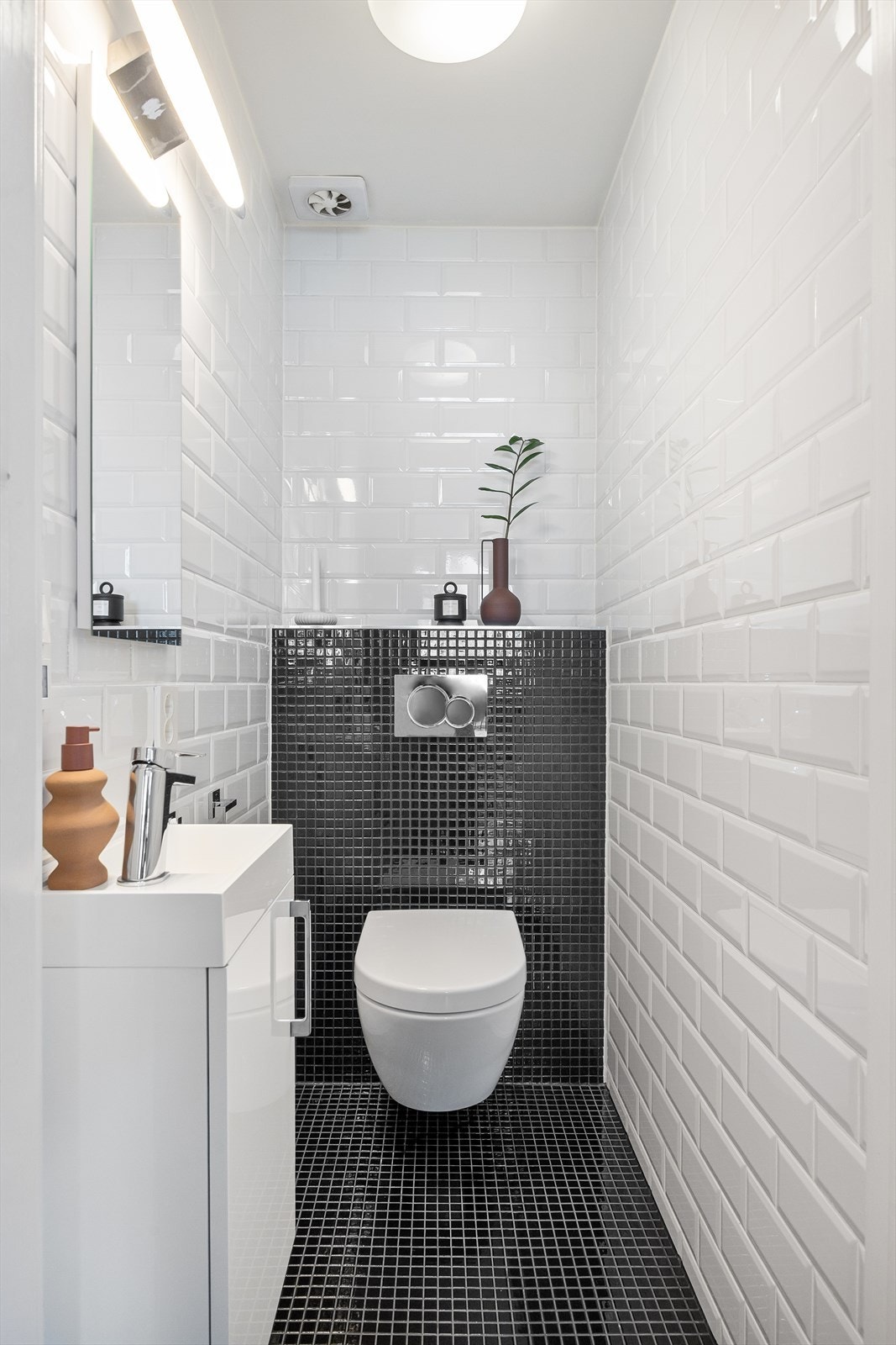 Pent, flislagt toalettrom med adkomst fra gang/entré. Galleribilde