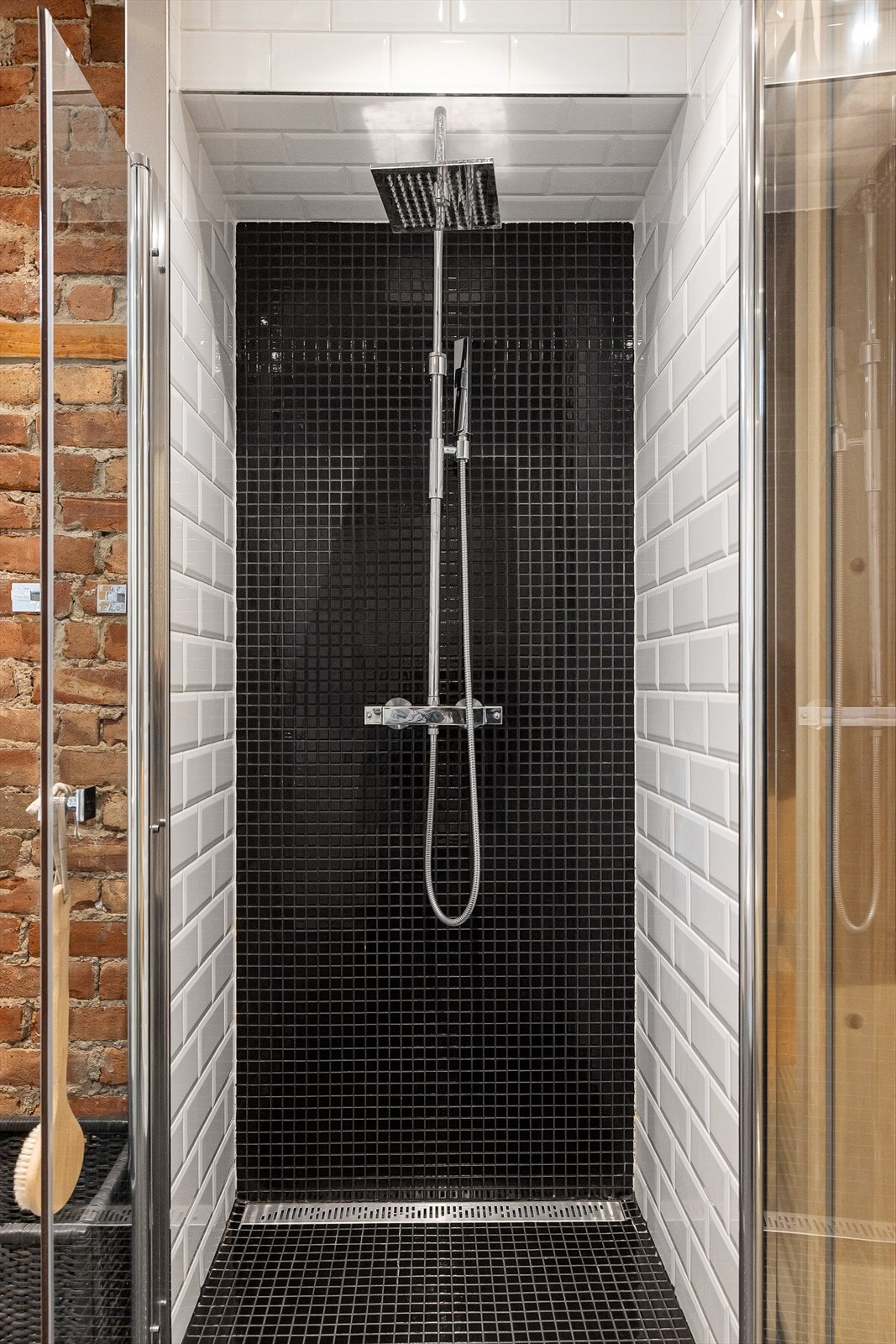 Dusjnisje med regnfallsdusj og håndholdt dusj. Galleribilde