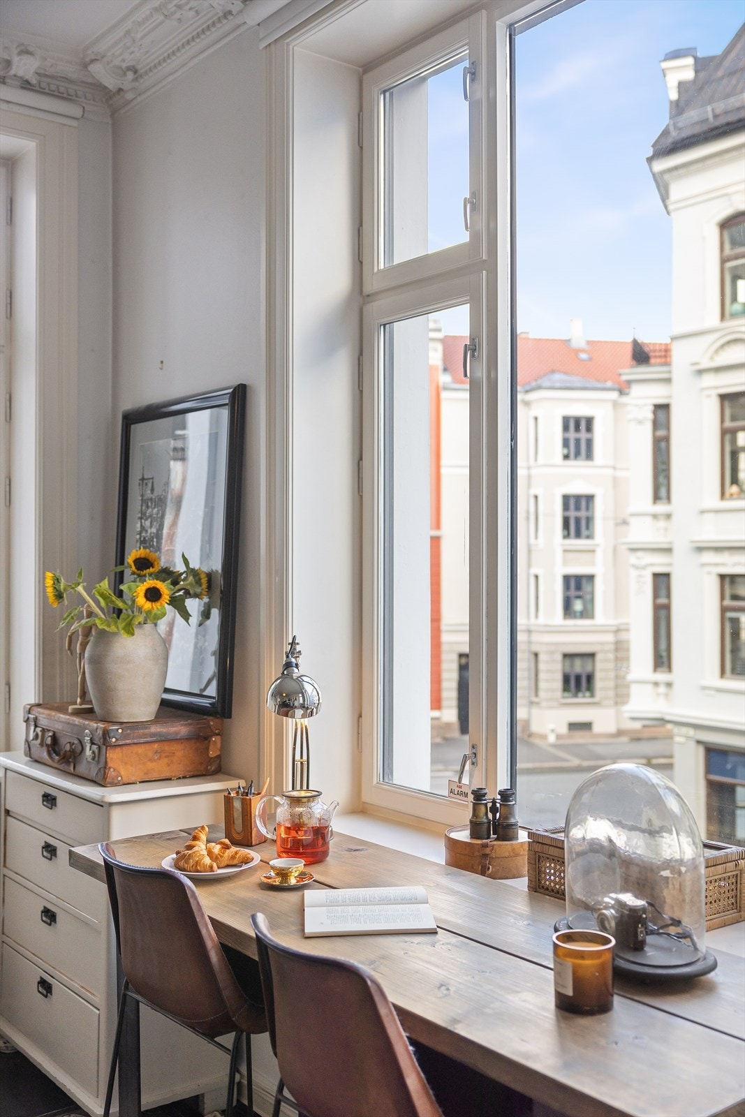 Dagens arbeidsbord er i et karnapp med lys fra tre sider Galleribilde