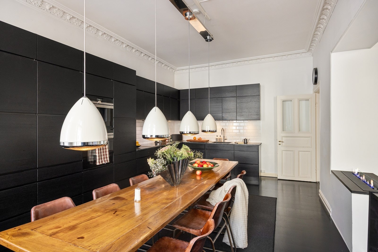 Romslig og stilfullt kjøkken med plass til et ekstra stort spisebord. Galleribilde