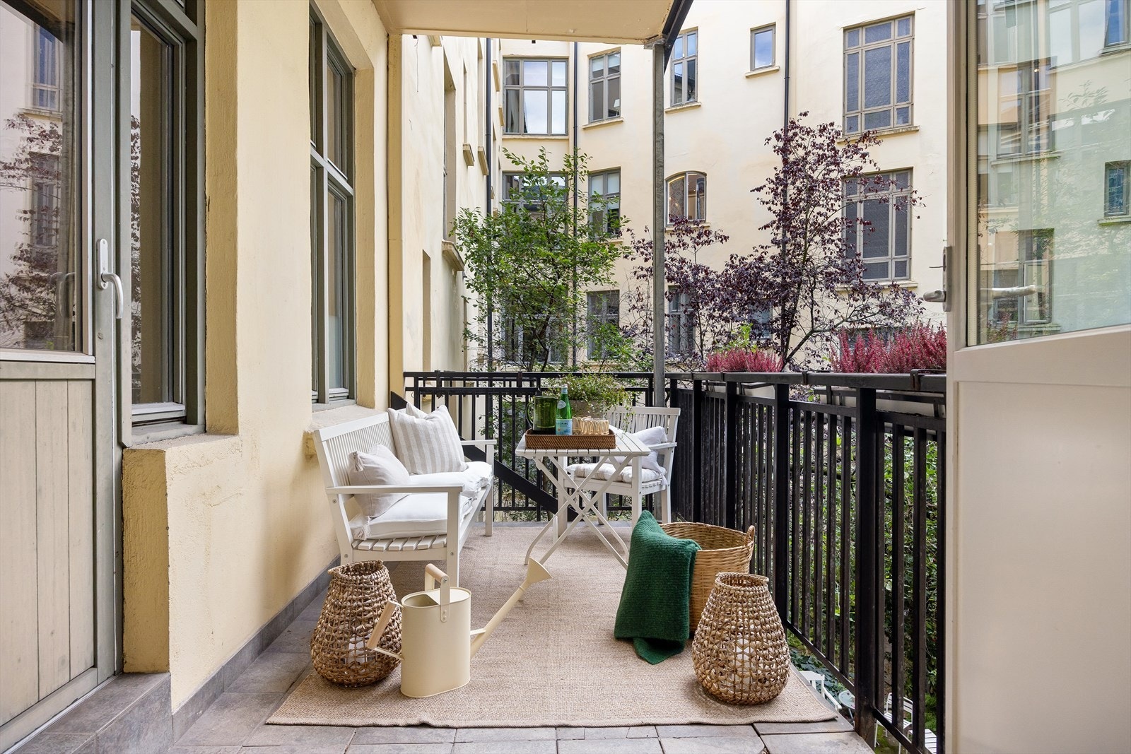 Hovedsoverom vendt mot rolig bakgård med utgang til en herlig balkong. Galleribilde