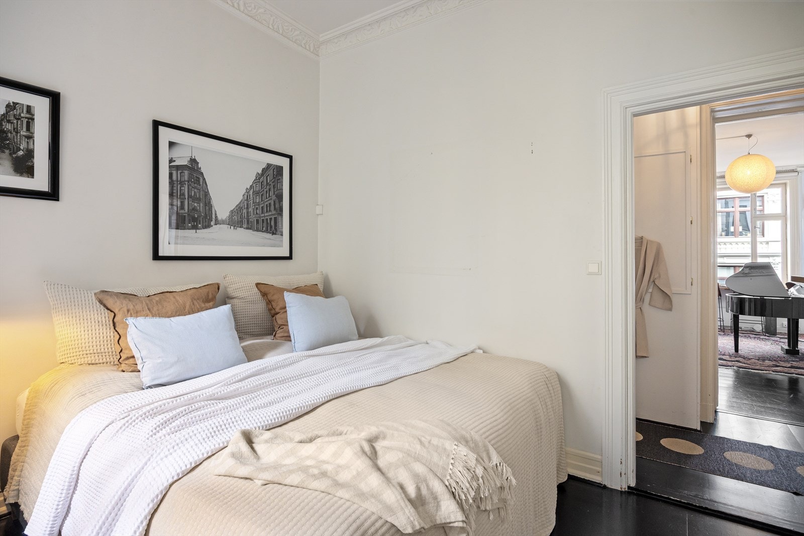 Lunt og innbydende hovedsoverom med god plass til stor dobbeltseng. Seng på bildet er 2,10 x 2,10. Galleribilde