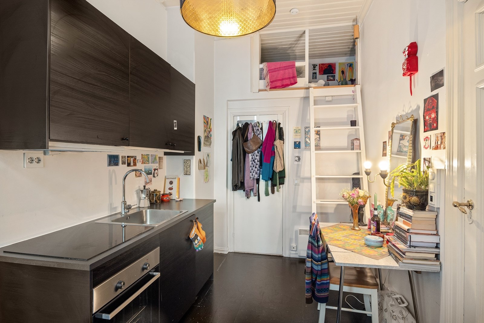 Arealet har også hems. Bad i hybel markert blå i plantegning. Galleribilde