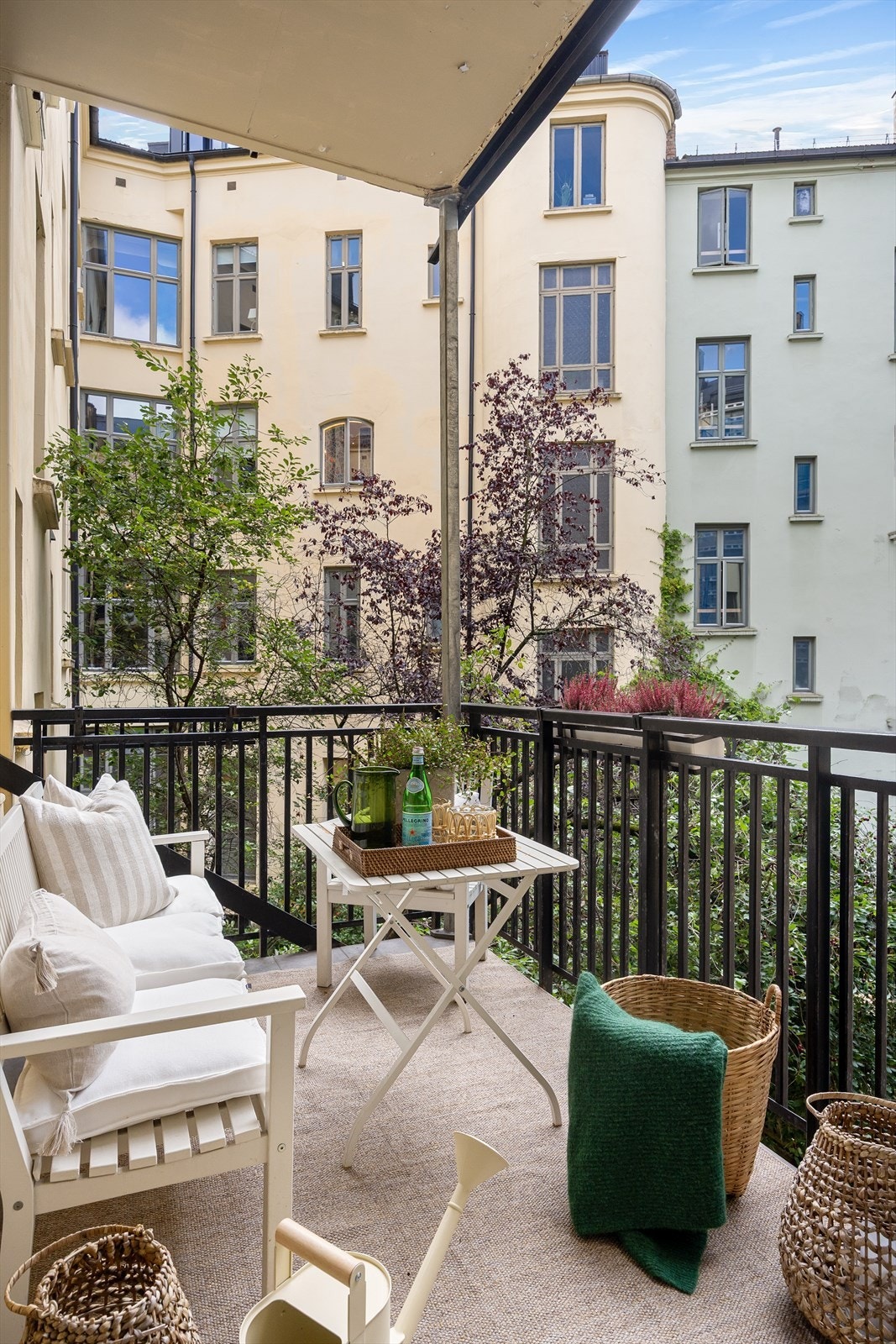 Balkongen vender mot en rolig og idyllisk bakgård. Galleribilde