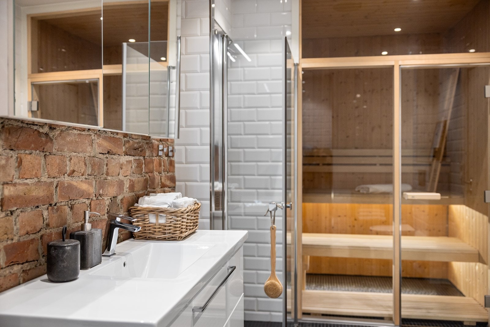 Bred servantinnredning og speilskap. Galleribilde