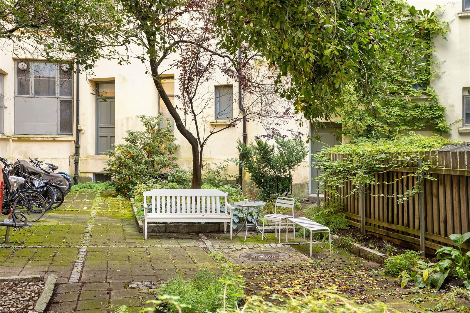 Felles bakgård med sykkelparkering og sittegruppe. Galleribilde