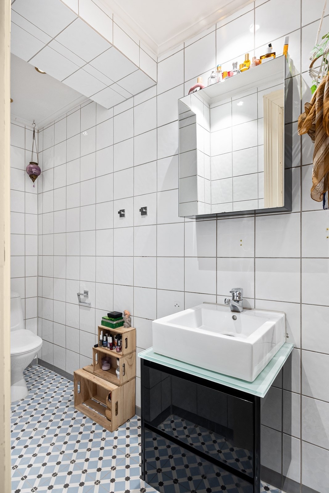 Bad i hybel markert blå i plantegning. Galleribilde