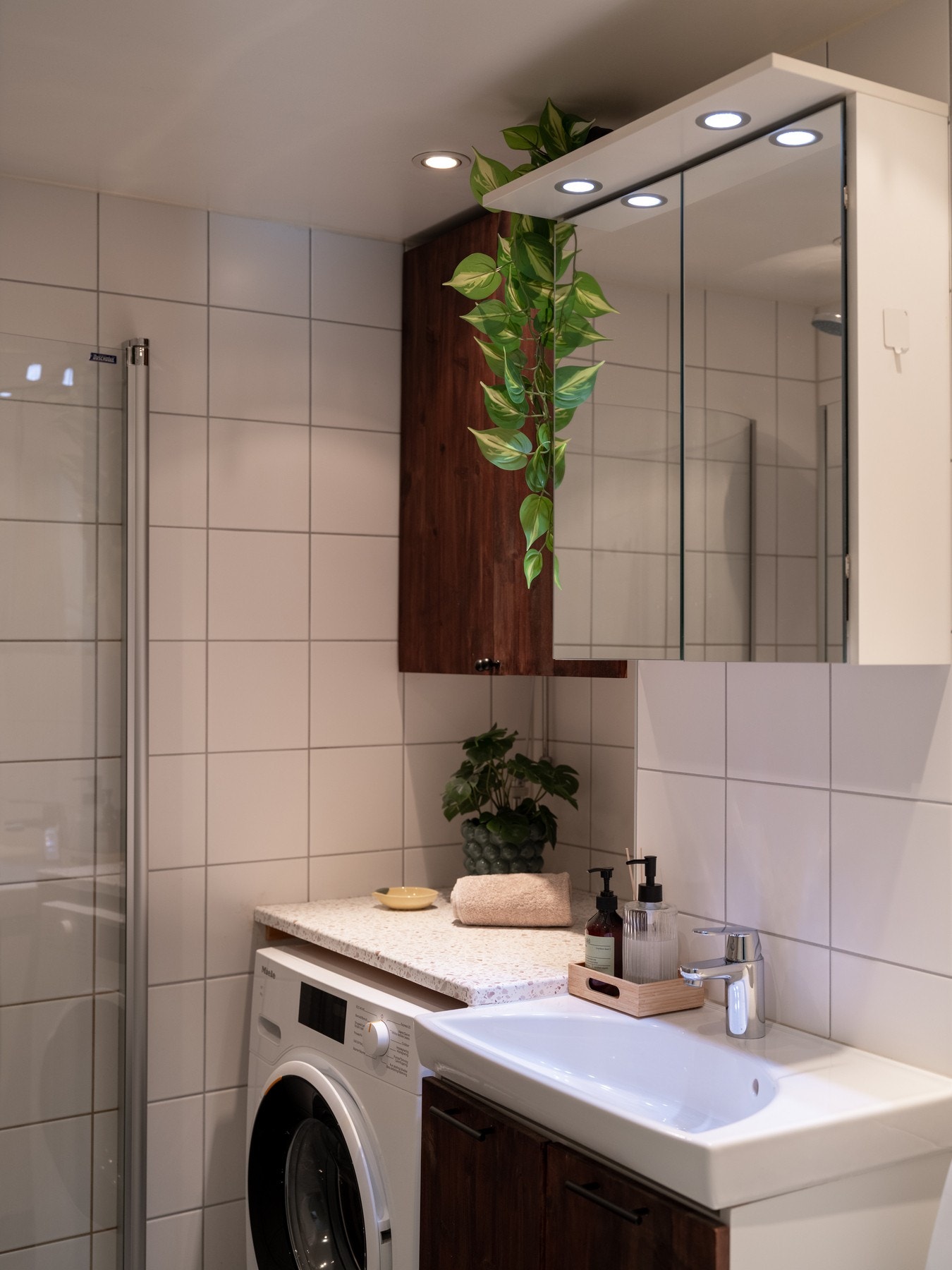 Innredningen består av servant på underskap, speilskap med belysning og gulvstående toalett. Galleribilde