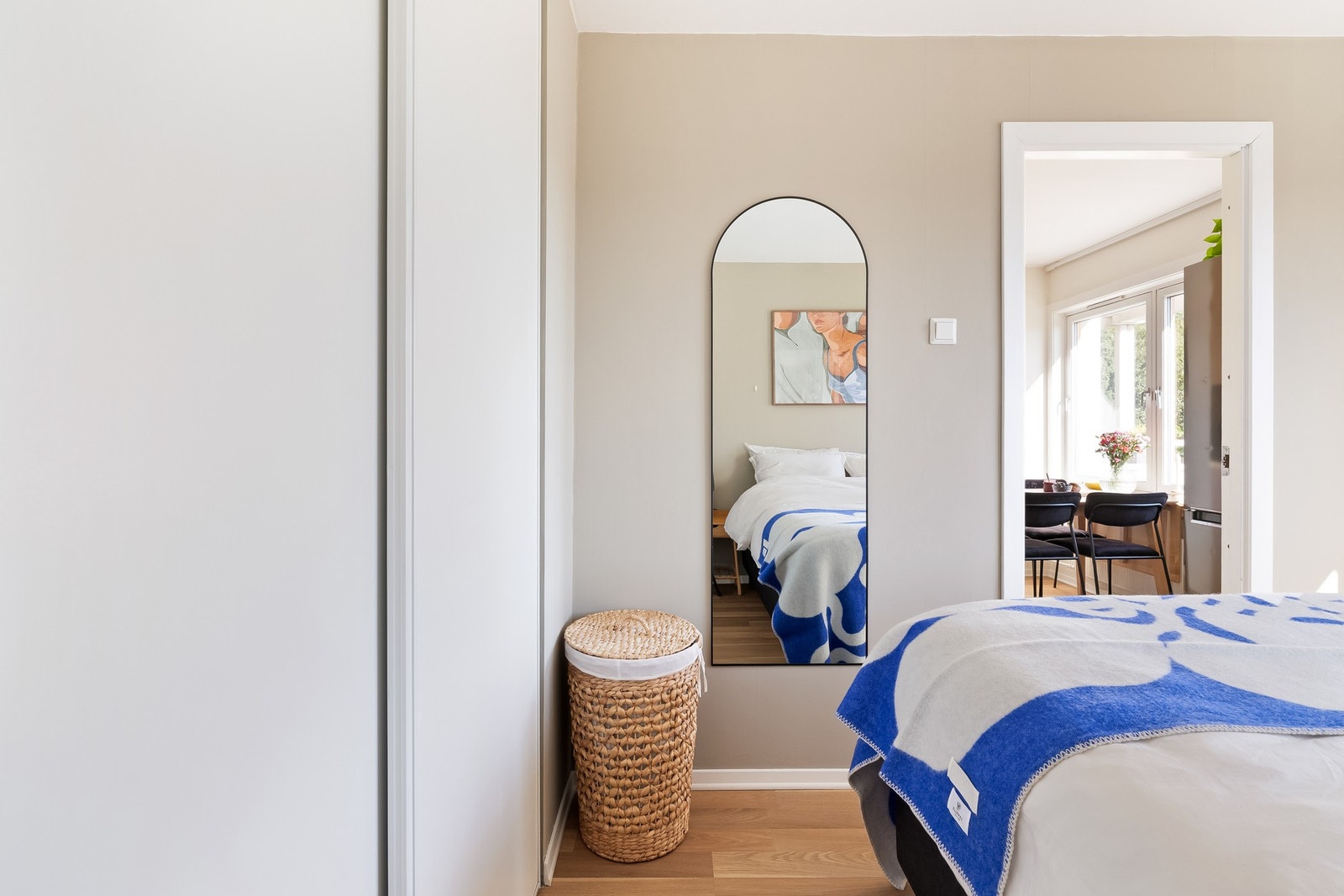 Rommet er malt i moderne fargevalg. Galleribilde