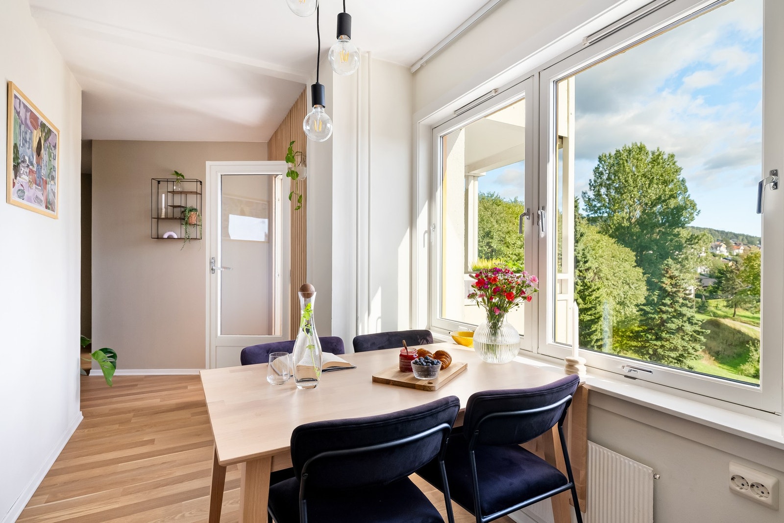 Mellom stue og kjøkken er det fin plass til spisebord. Galleribilde