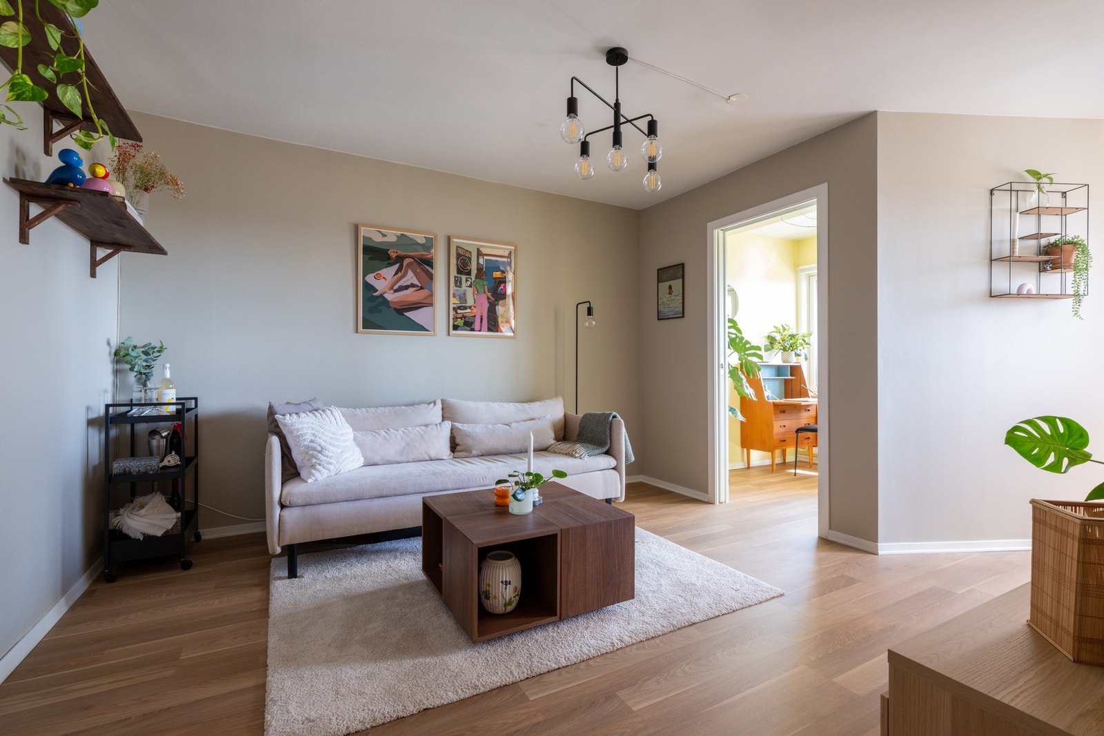 Boligen fremstår moderne og innbydende med delikate fargevalg og pen laminat på gulv. Galleribilde