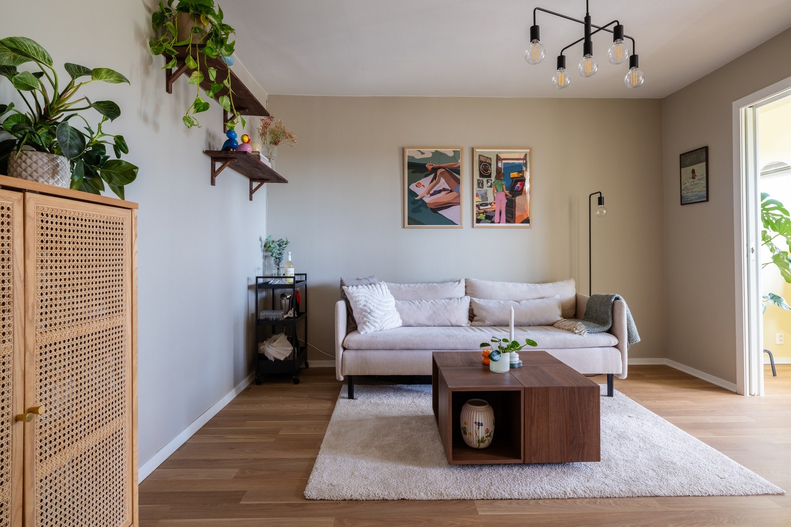 Oppholdsrommet har god plass til sofa, salongbord og tilhørende mediemøblement. Galleribilde