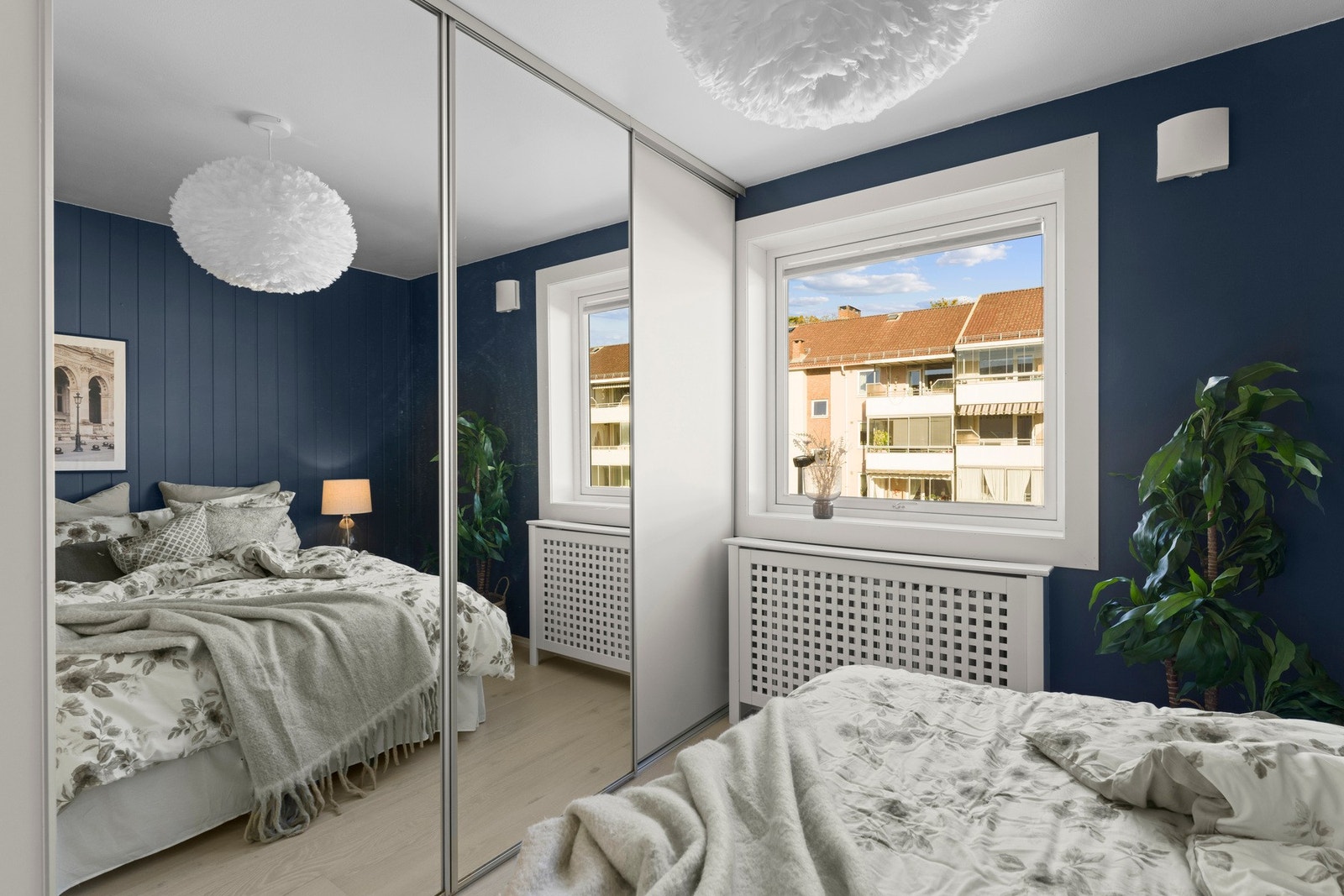Romslig skyvedørsgarderobe med speilfronter. Galleribilde