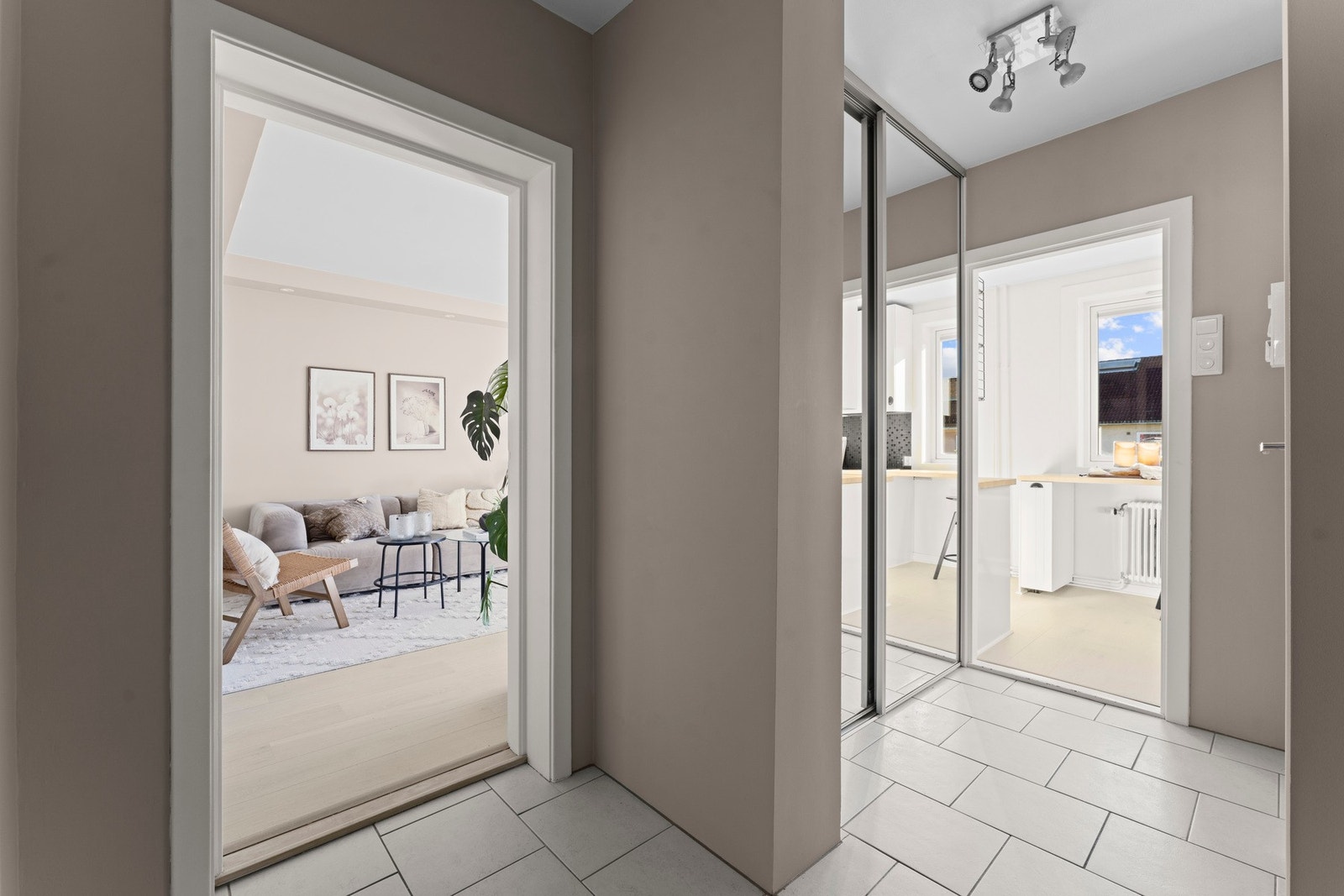 Romslig skyvedørsgarderobe med speilfronter. Galleribilde