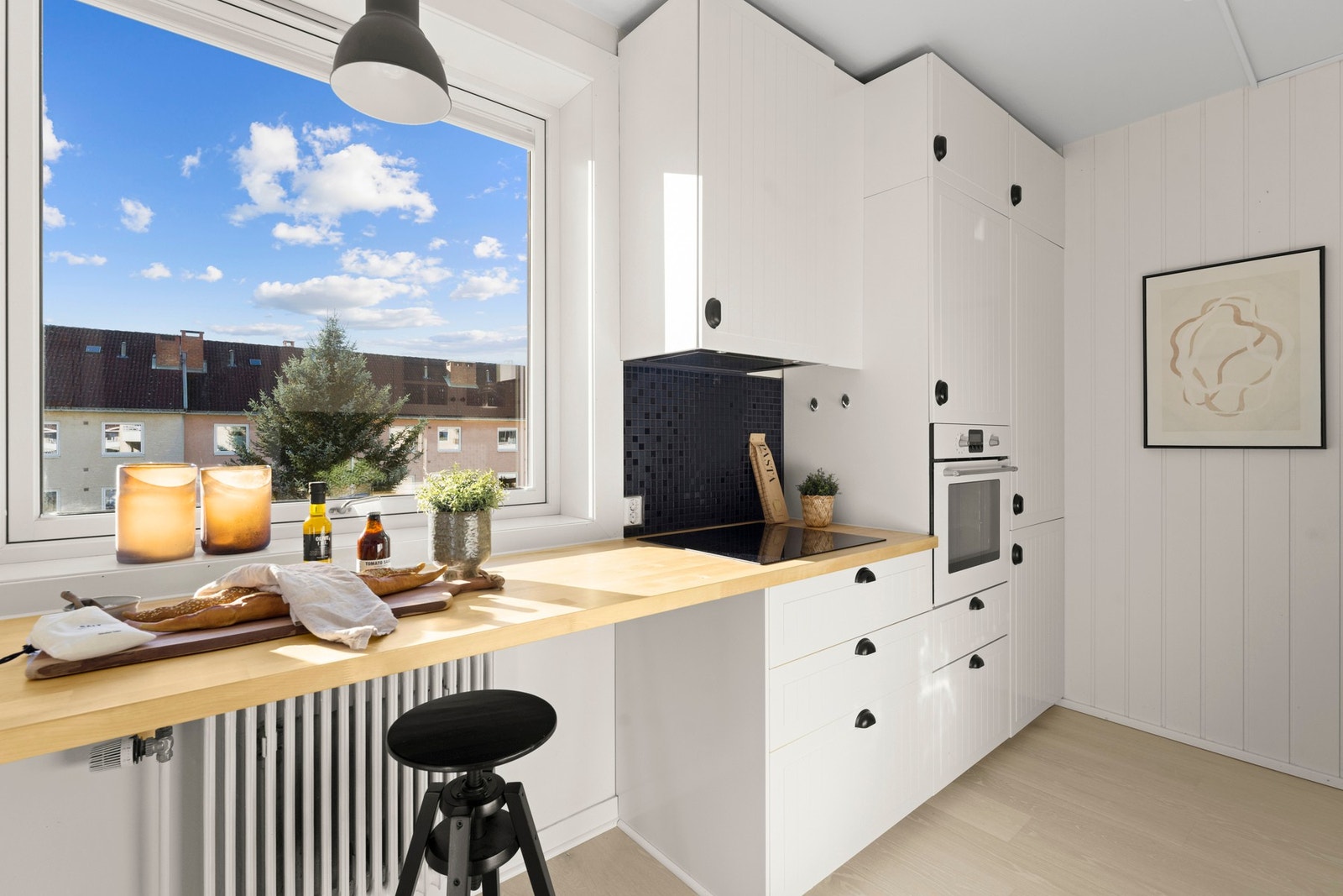 God skap- og benkeplass. Mulighet for å nyte frokosten ved "baren". Galleribilde