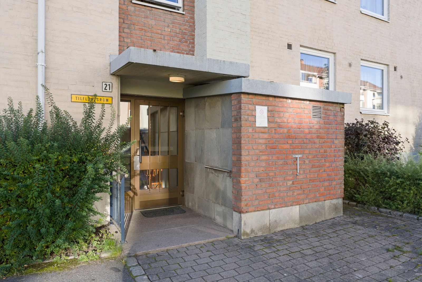 Inngangsparti med dørcalling. Galleribilde