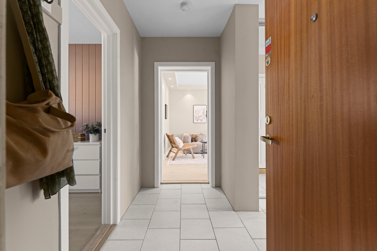 Velkommen inn! Flislagt entre med plass til å henge av seg. Galleribilde