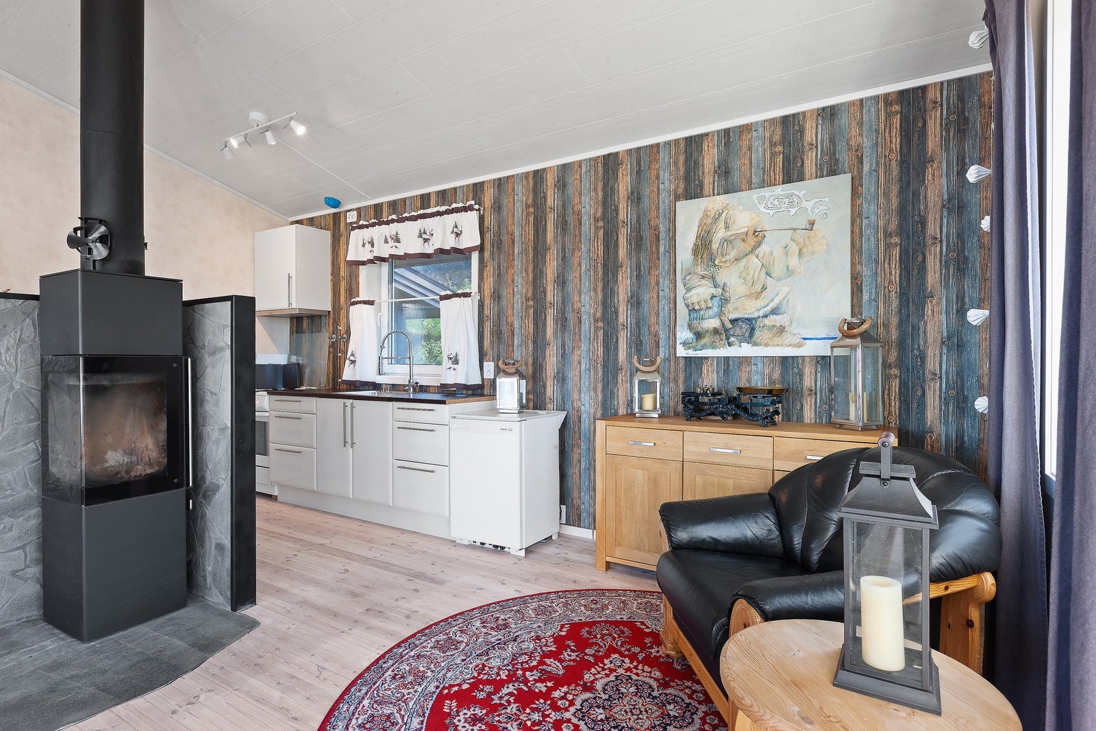 Stuen har en pen vedovn som gir en god atmosfære, varme og hygge. Galleribilde