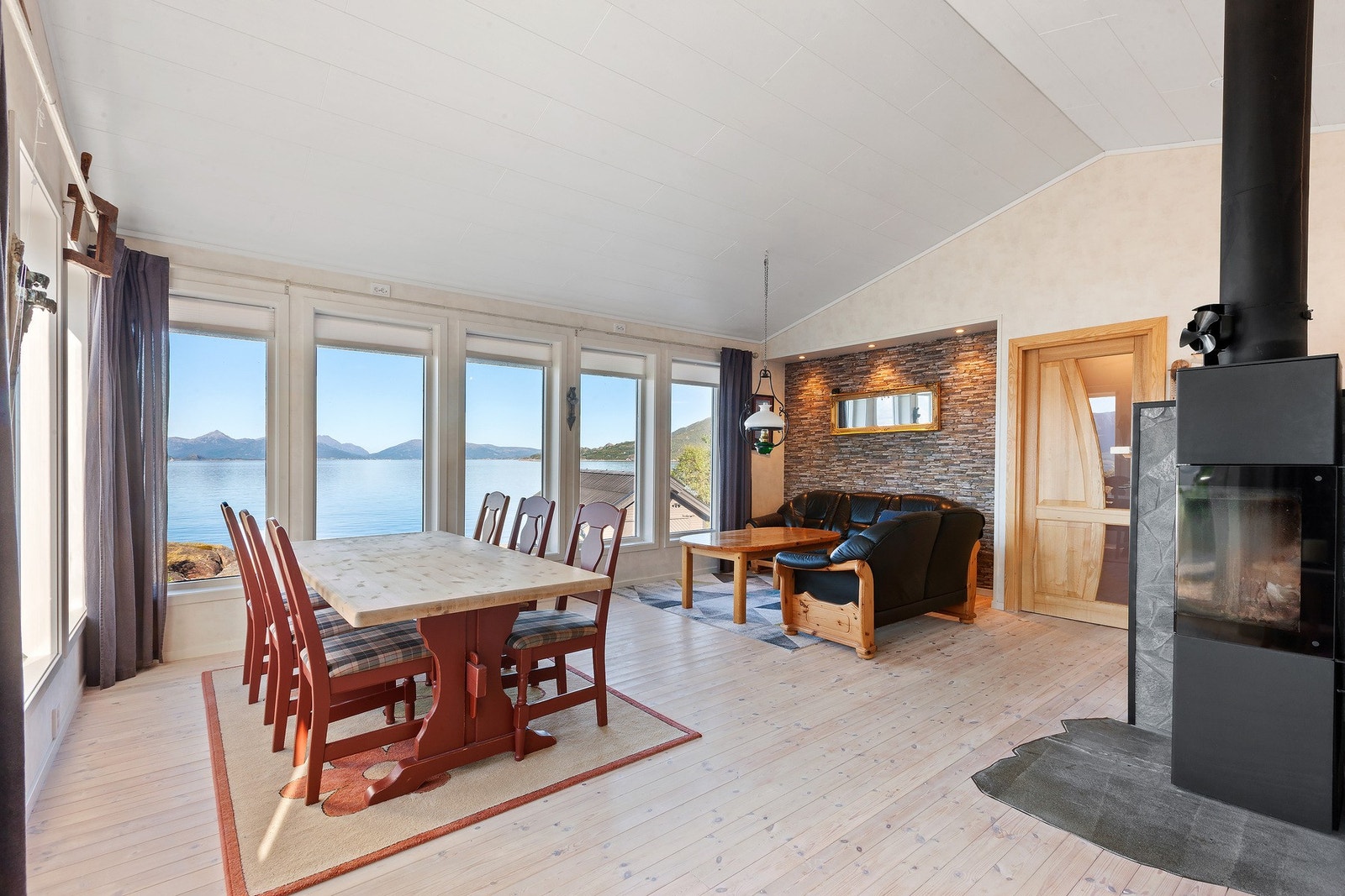 God plass til spisebord som innbyr til hyggelige måltider med familie og gode venner. Galleribilde