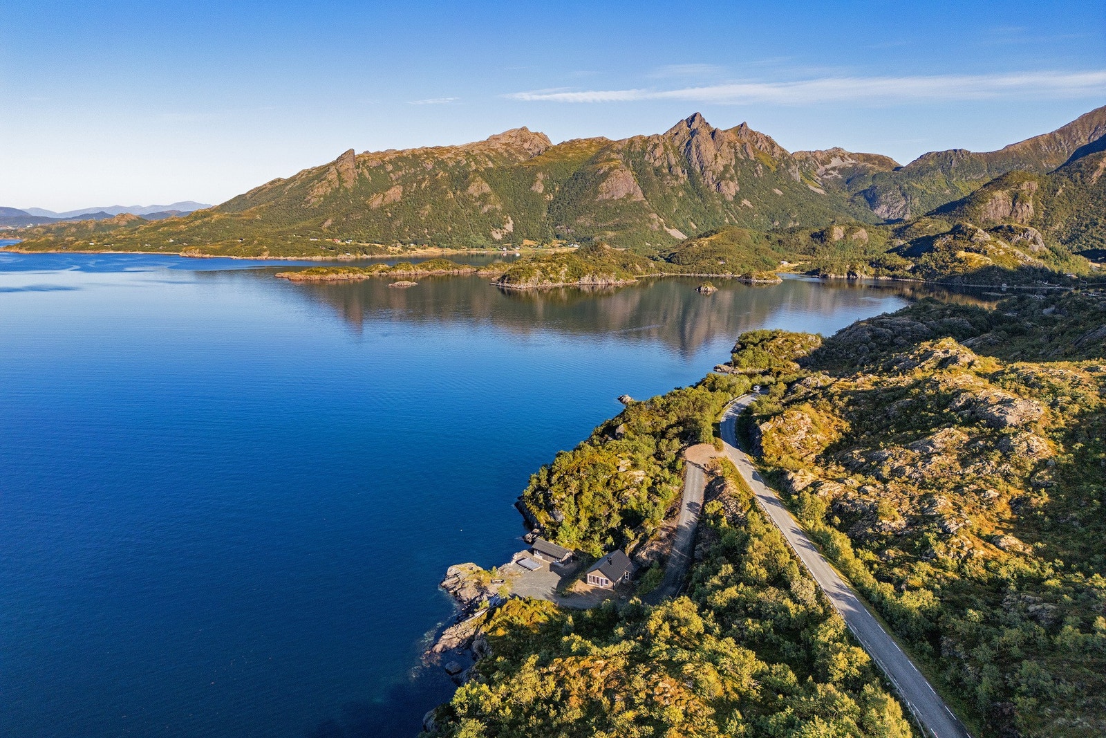 Eiendommen ligger skjermet til i naturskjønne omgivelser med fantastisk sjøutsikt og meget gode solforhold. Galleribilde