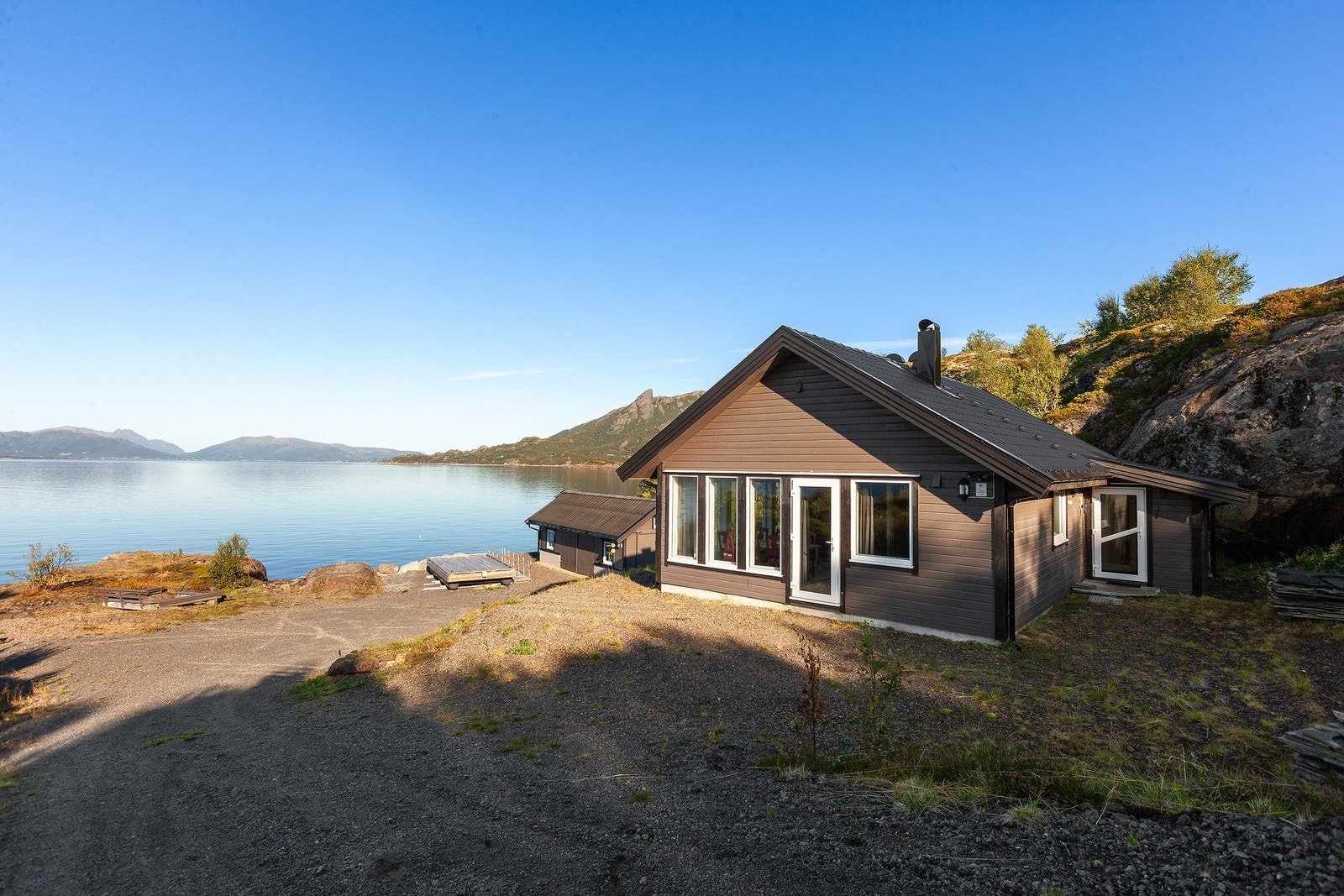 Inngangspartiet ligger på øversiden av boligen. Utgang fra stuen også. Galleribilde