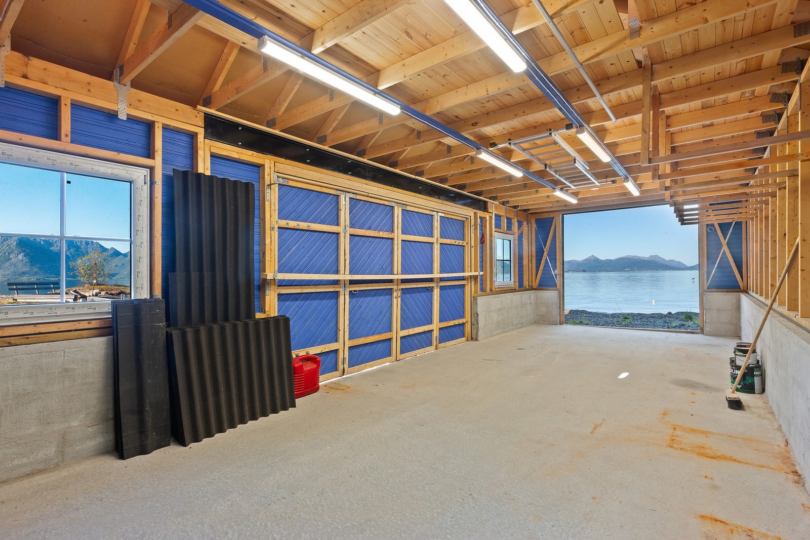 Innvendig med lemdører i begge endene. I tillegg stor dør i midten. Galleribilde