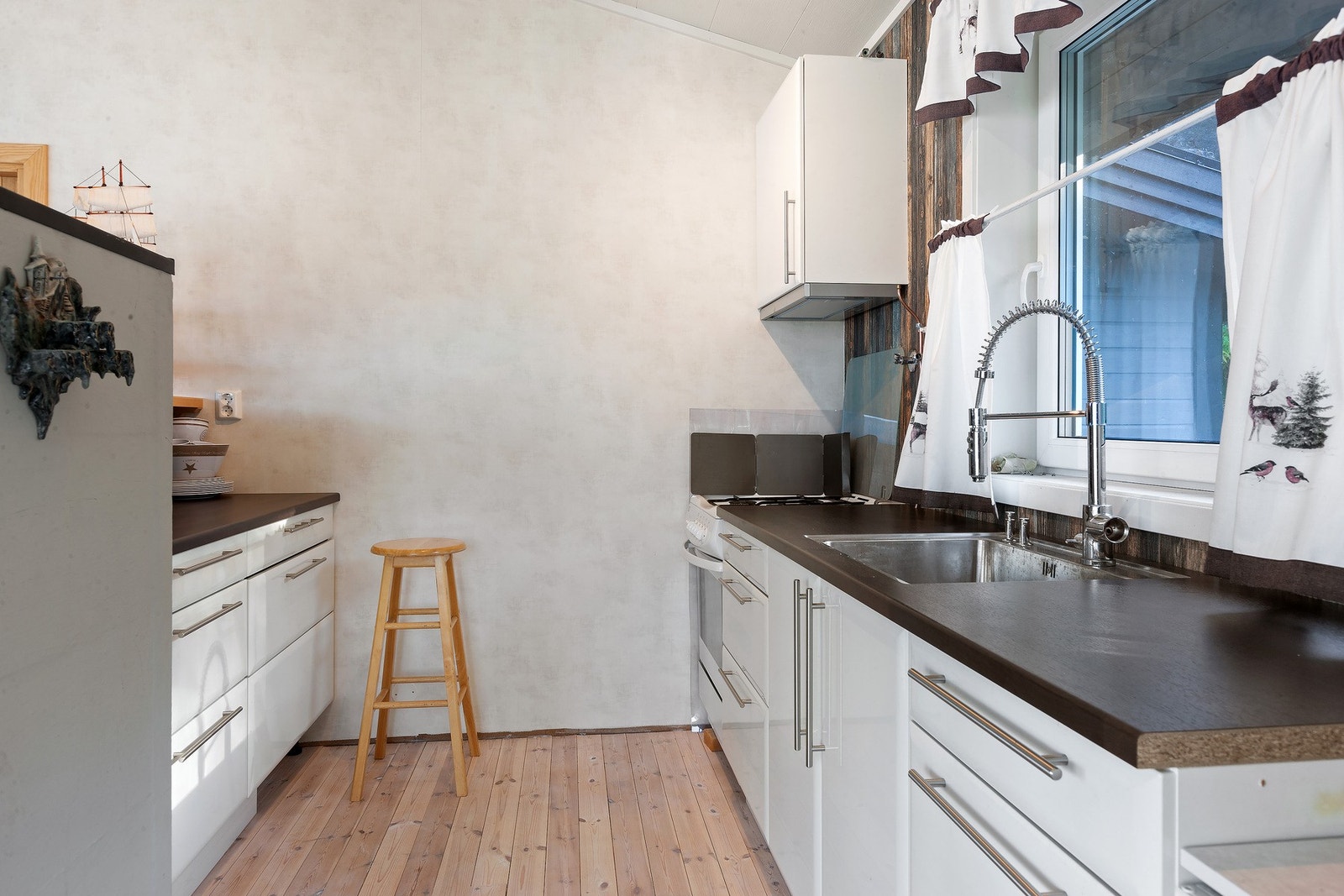 Marbodal kjøkken med gasskjøleskap og gasskomfyr. Galleribilde