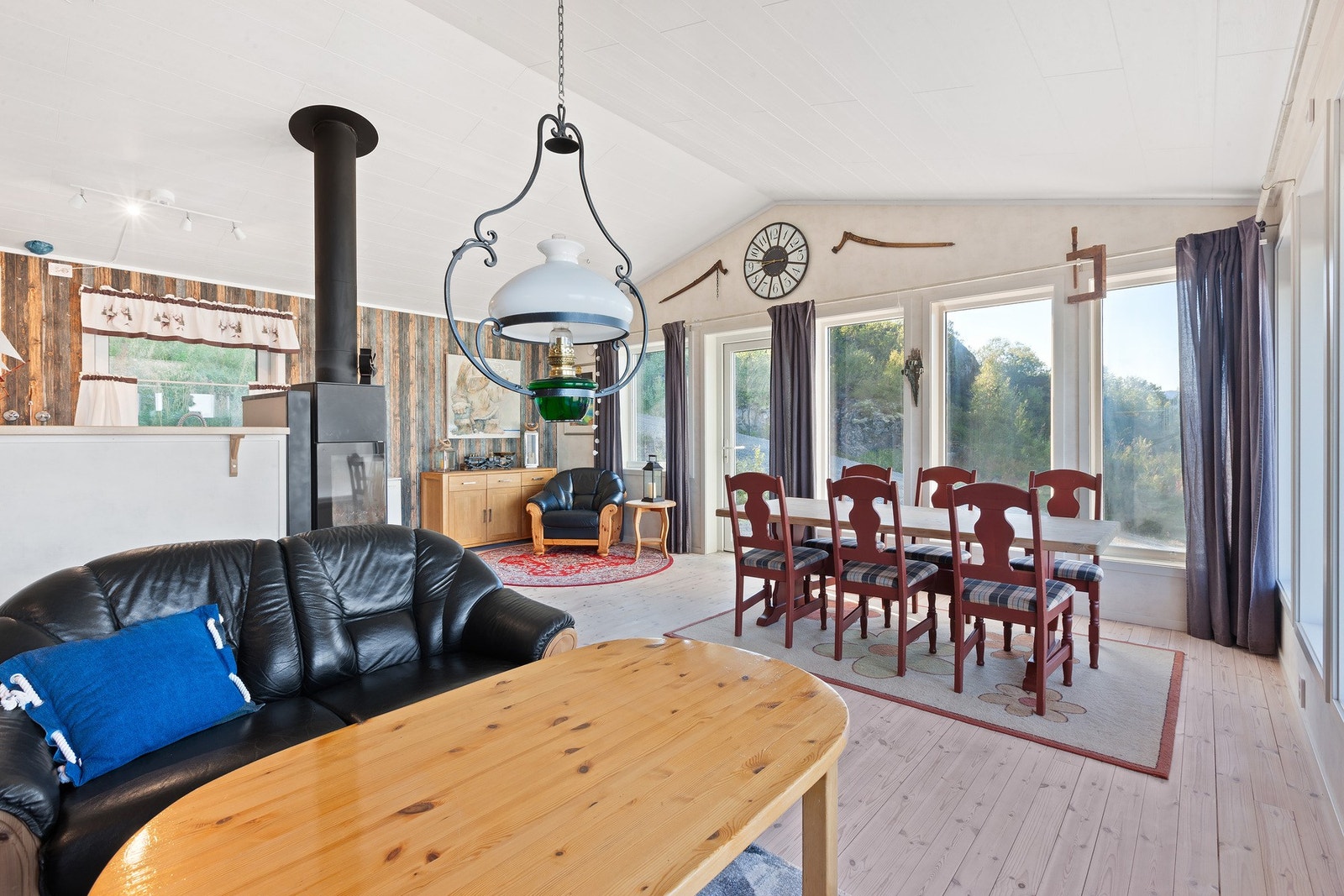 Stuen er lett å møblere med de flere sonene i rommet. Galleribilde