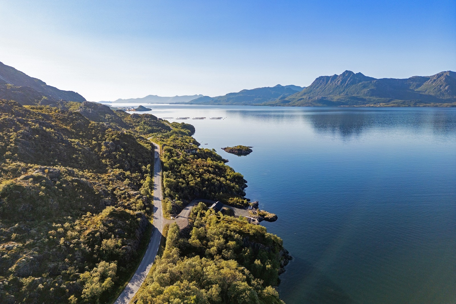 Eiendommene har en attraktiv beliggenhet i et idyllisk og naturskjønt område. Galleribilde