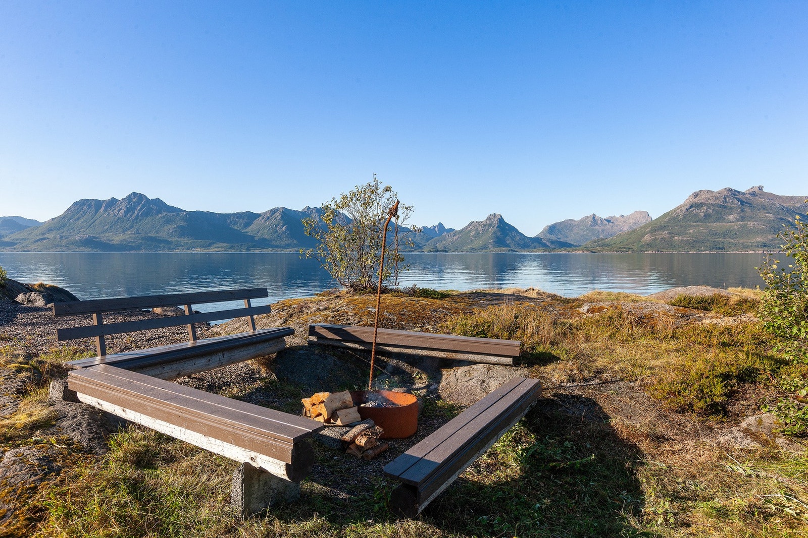Flott bålplass ved sjøen med fantastisk utsikt mot fjellene - Galleribilde