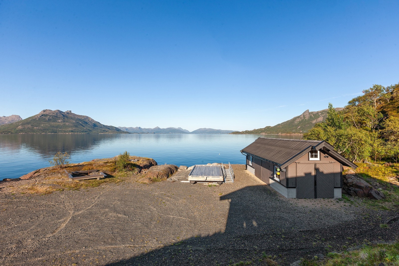 Rikelig med plass til parkering på egen tomt. Galleribilde