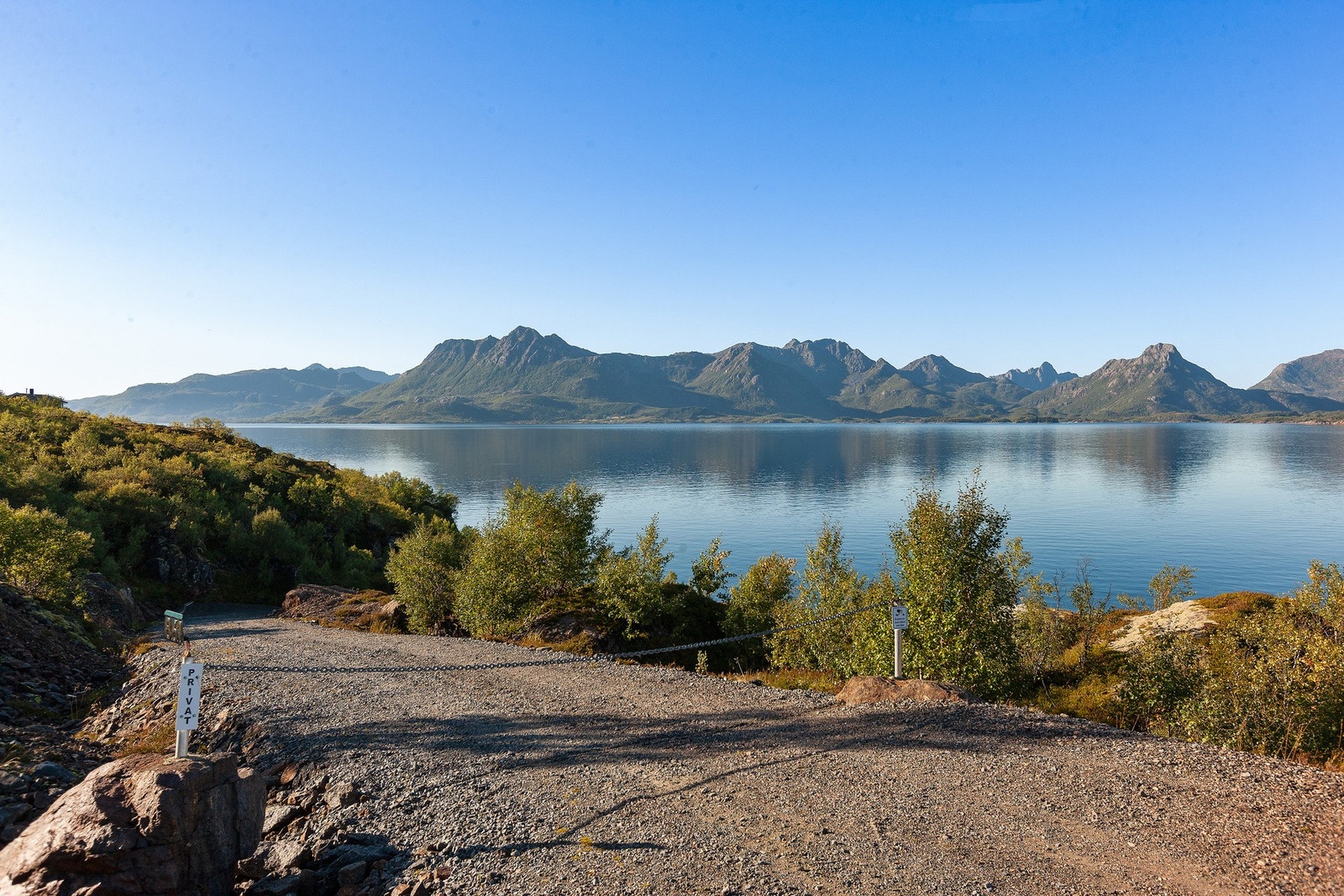 Det er bilvei helt ned til hytteveggen så utstyr og varer kan tas rett fra bilen og inn i hytta. Galleribilde