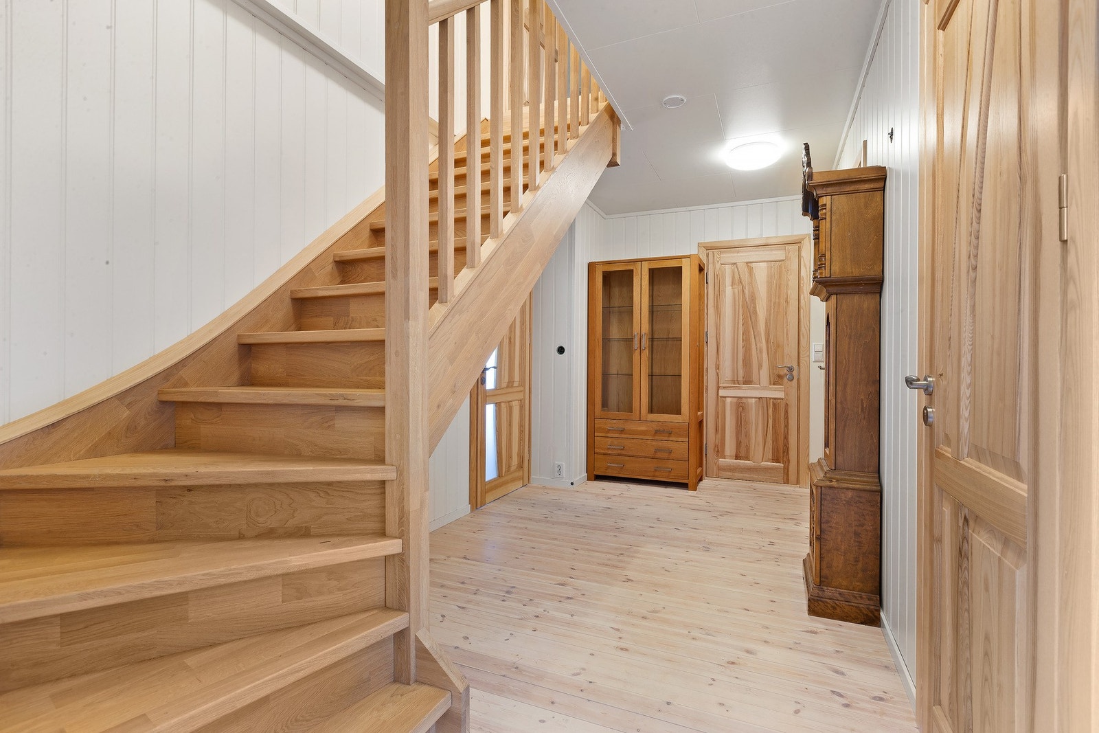 Trapp i ask. Dører i heltre ask. Galleribilde