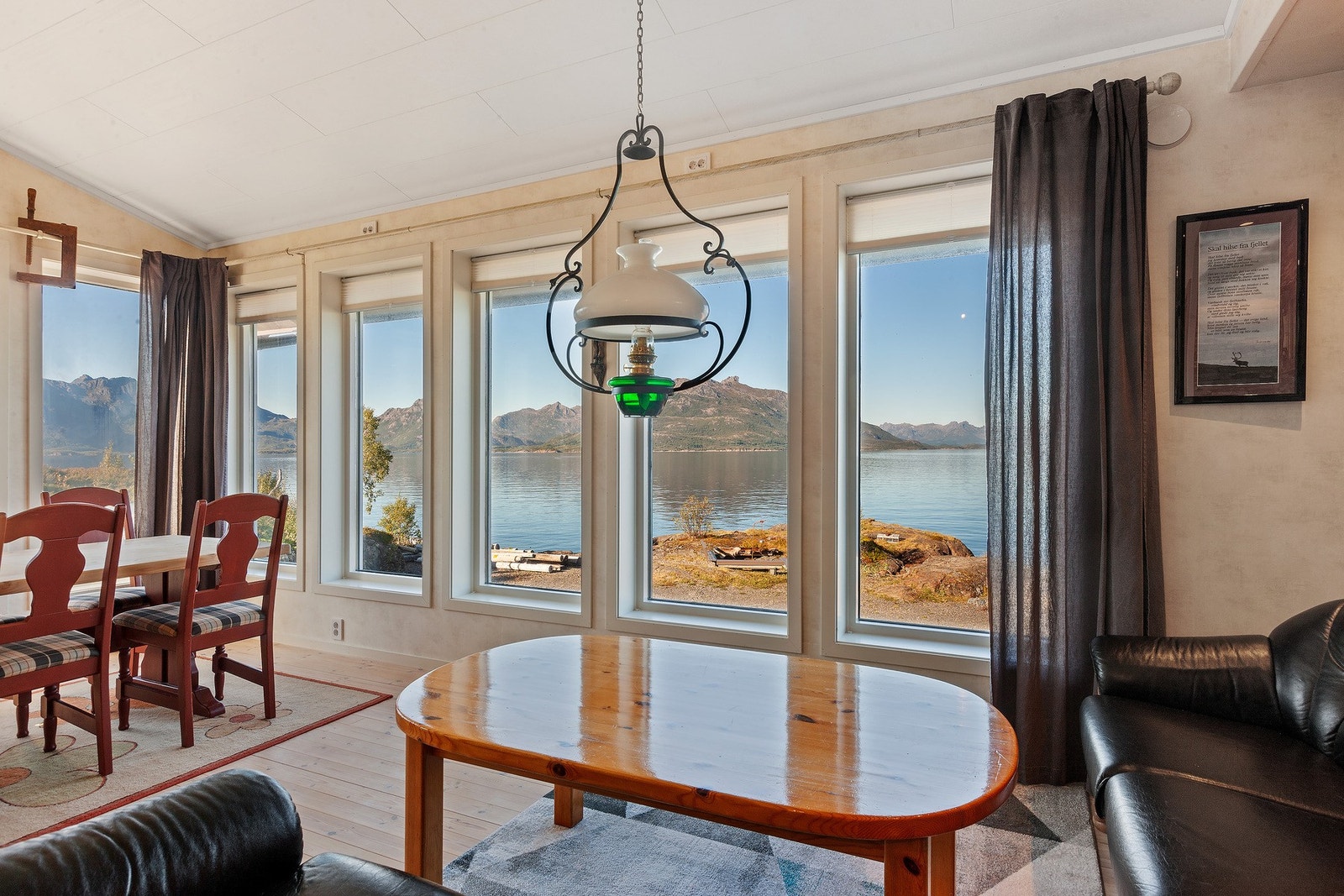 Store vinduer som gir rikelig med naturlig dagslys inn. Galleribilde