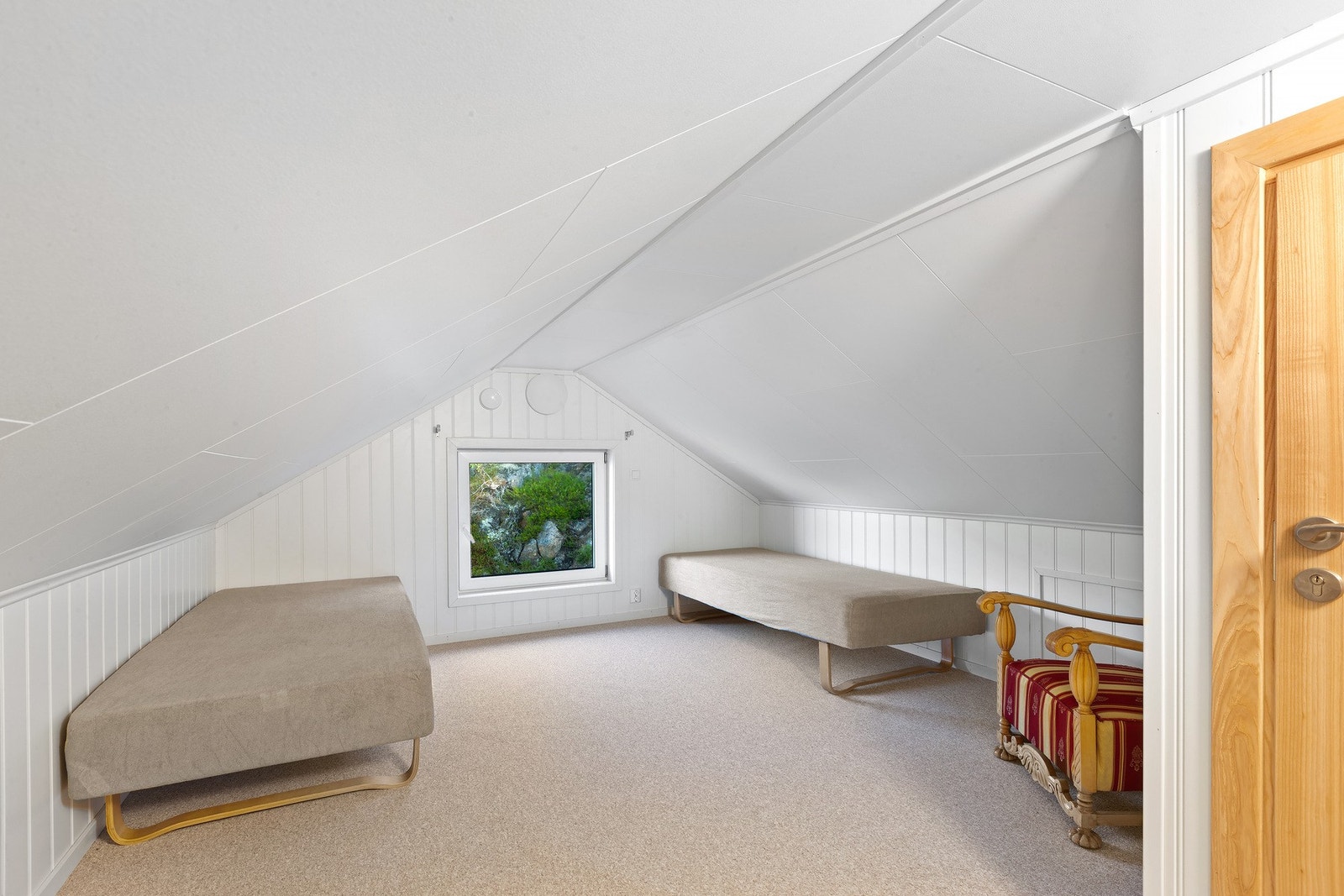 Hems. Ikke målbart areal grunnet lav takhøgde. Galleribilde