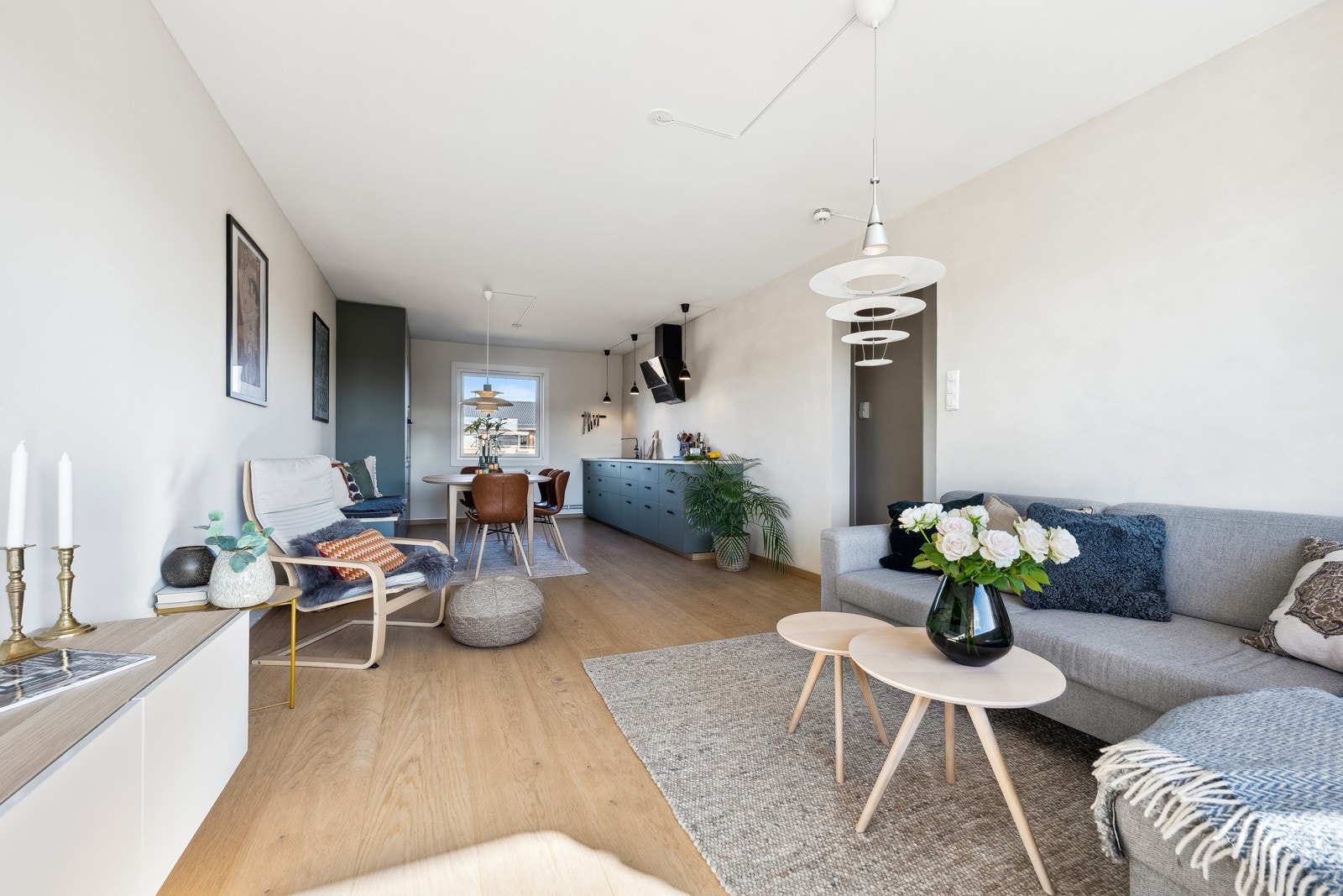 Lys stue med plass til sofagruppe, tv-møblement og spisegruppe Galleribilde