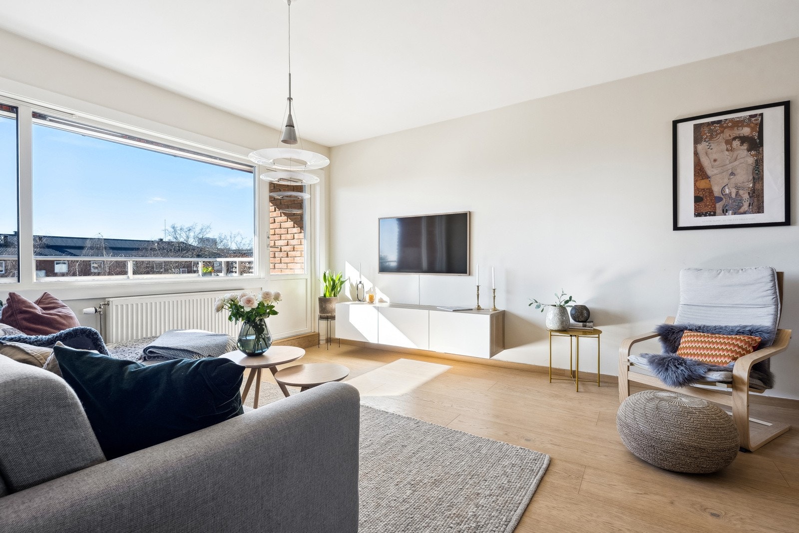 Leiligheten ligger helt usjenert til i toppen av bygget og byr på nydelig utsikt Galleribilde