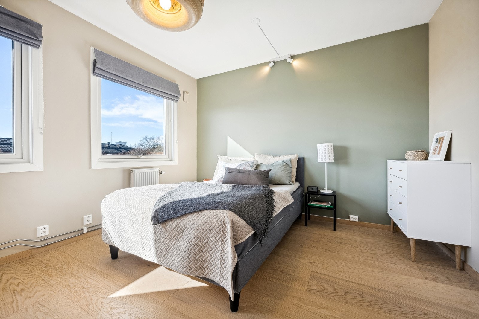 Rikelig med plass til dobbeltseng på hovedsoverommet Galleribilde