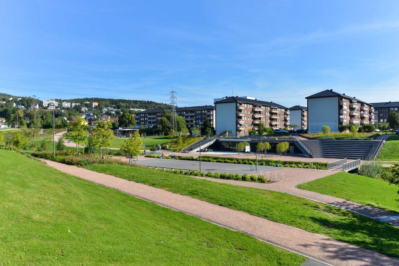 Parken byr på bl.a sandvolleybane, basketballbane (skøytebane vinterstid), turveier og Paviljongen restaurant Galleribilde