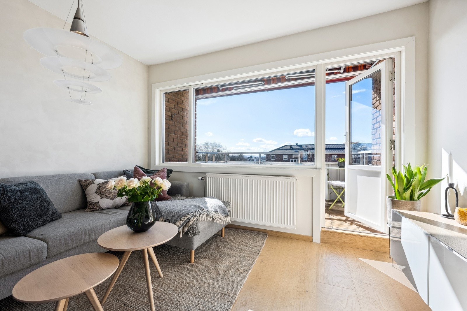 Fra stuen er det utgang til en vestvendt balkong Galleribilde