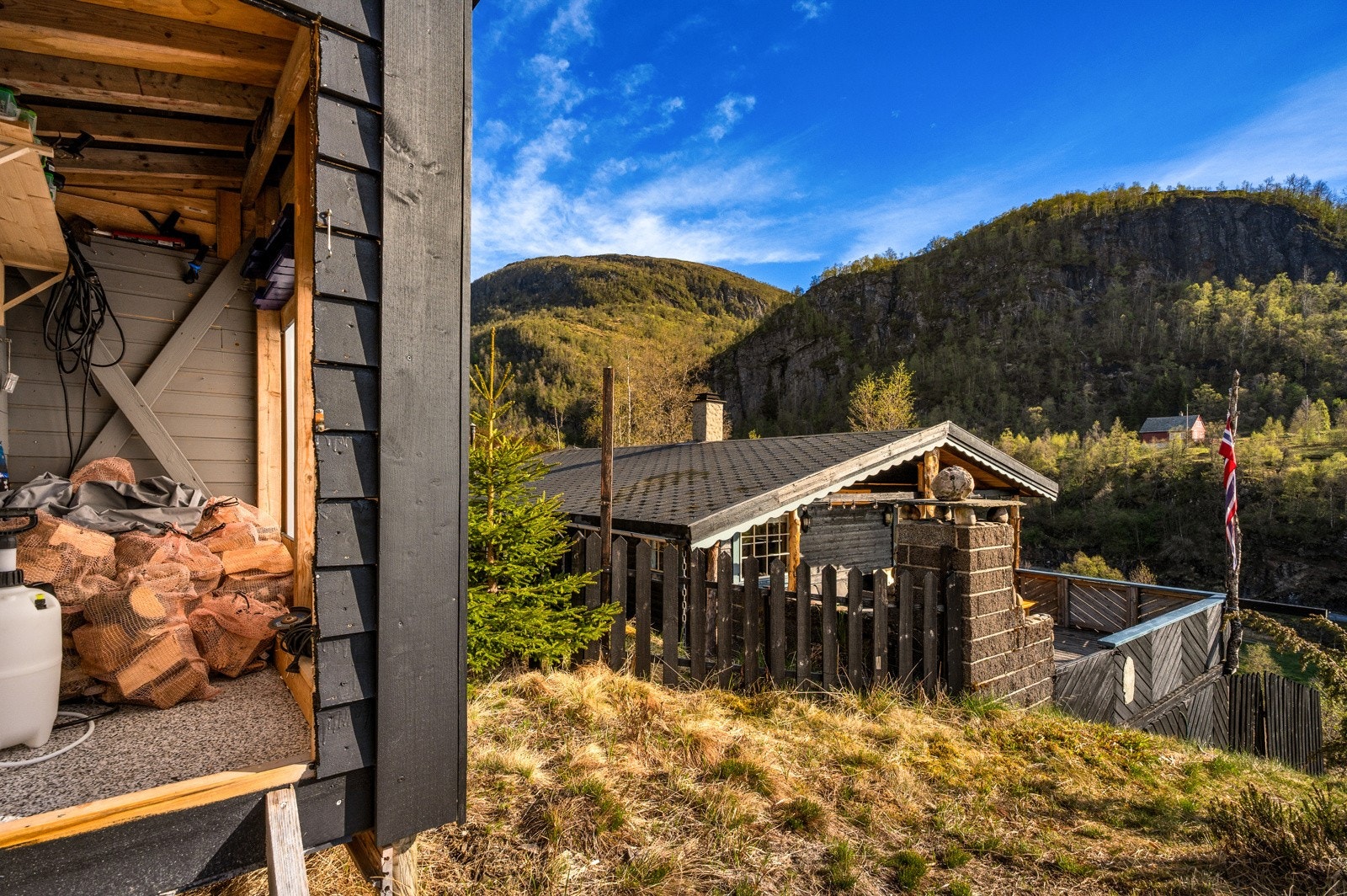 Frittstående utebod, i tillegg til innvendig bod i hytten. Galleribilde