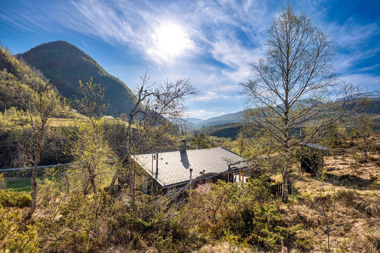 Herlig utsikt oppover dalen og over fjellområda rundt. Galleribilde