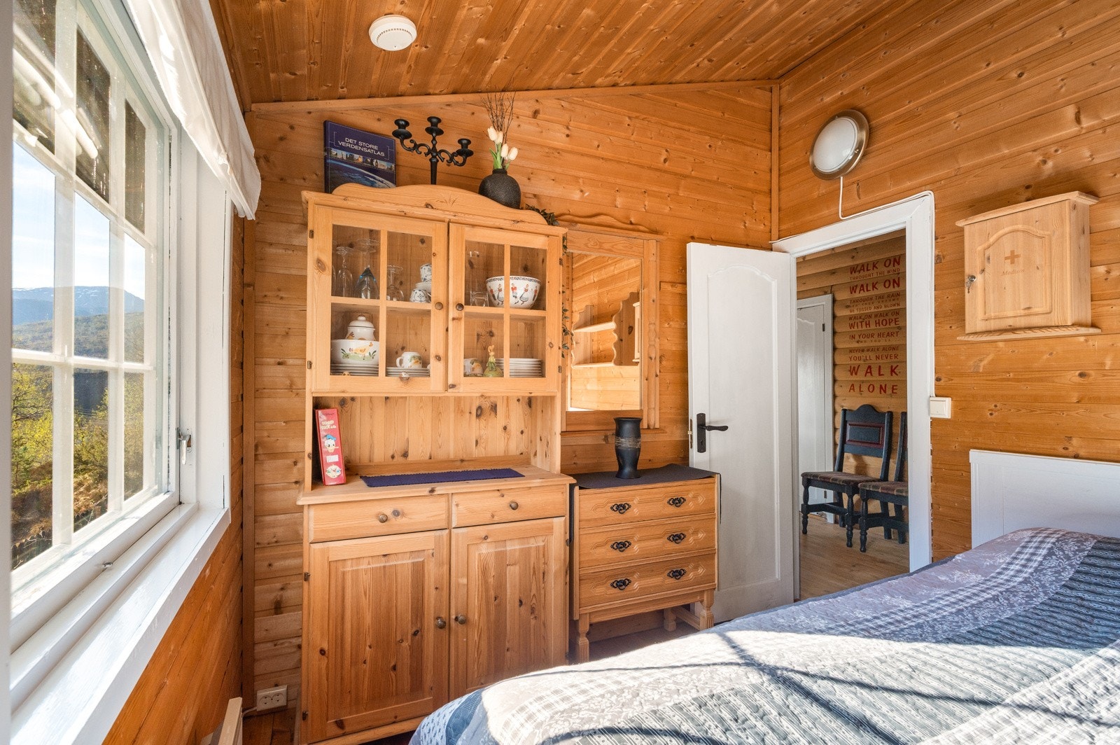 Hytten har 3 soverom med tilsammen 8 sengeplasser. I tillegg til sovesofa på stuen. Galleribilde