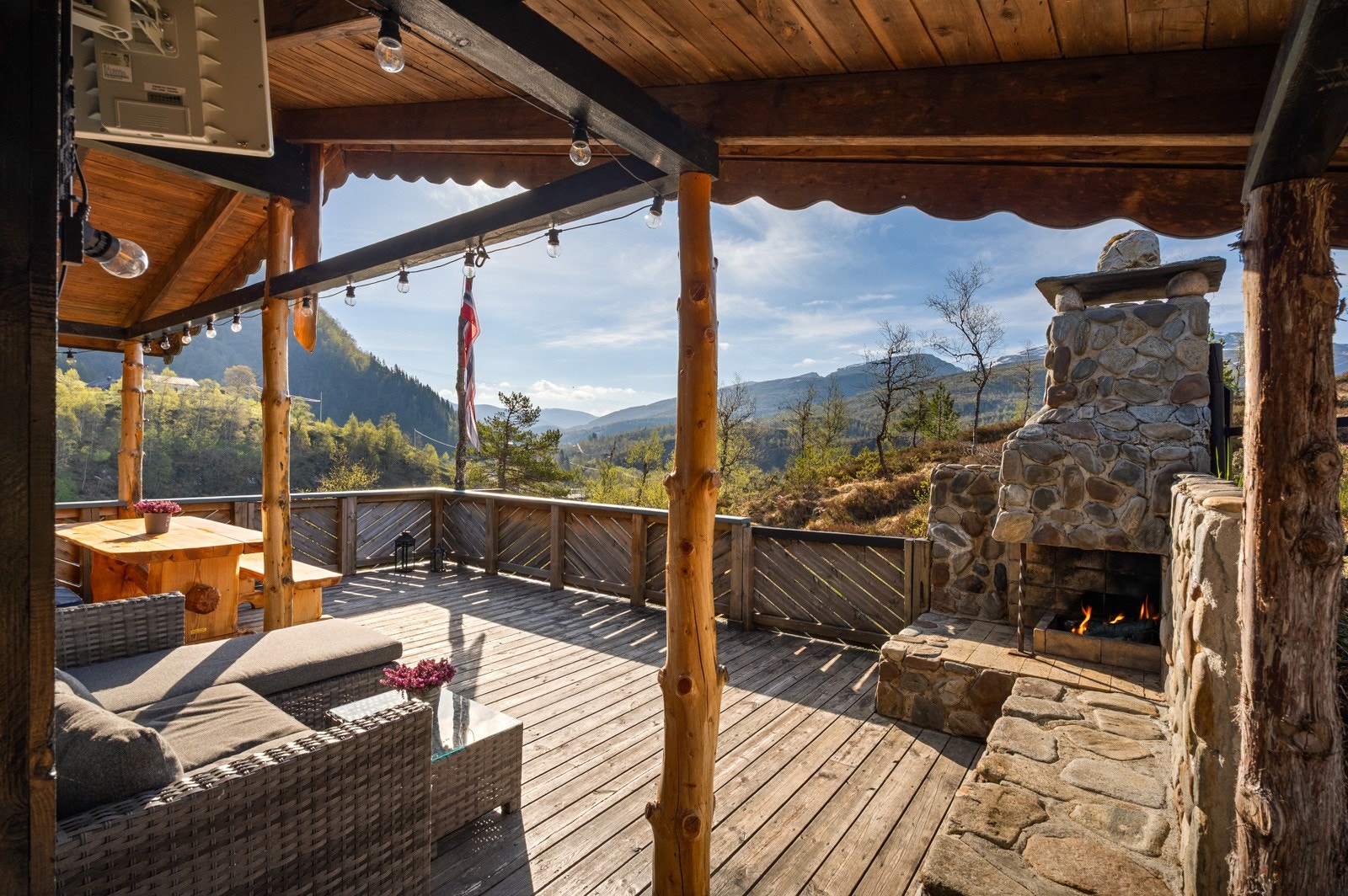 Delvis overbygget terrasse og stor, flott utepeis. Galleribilde