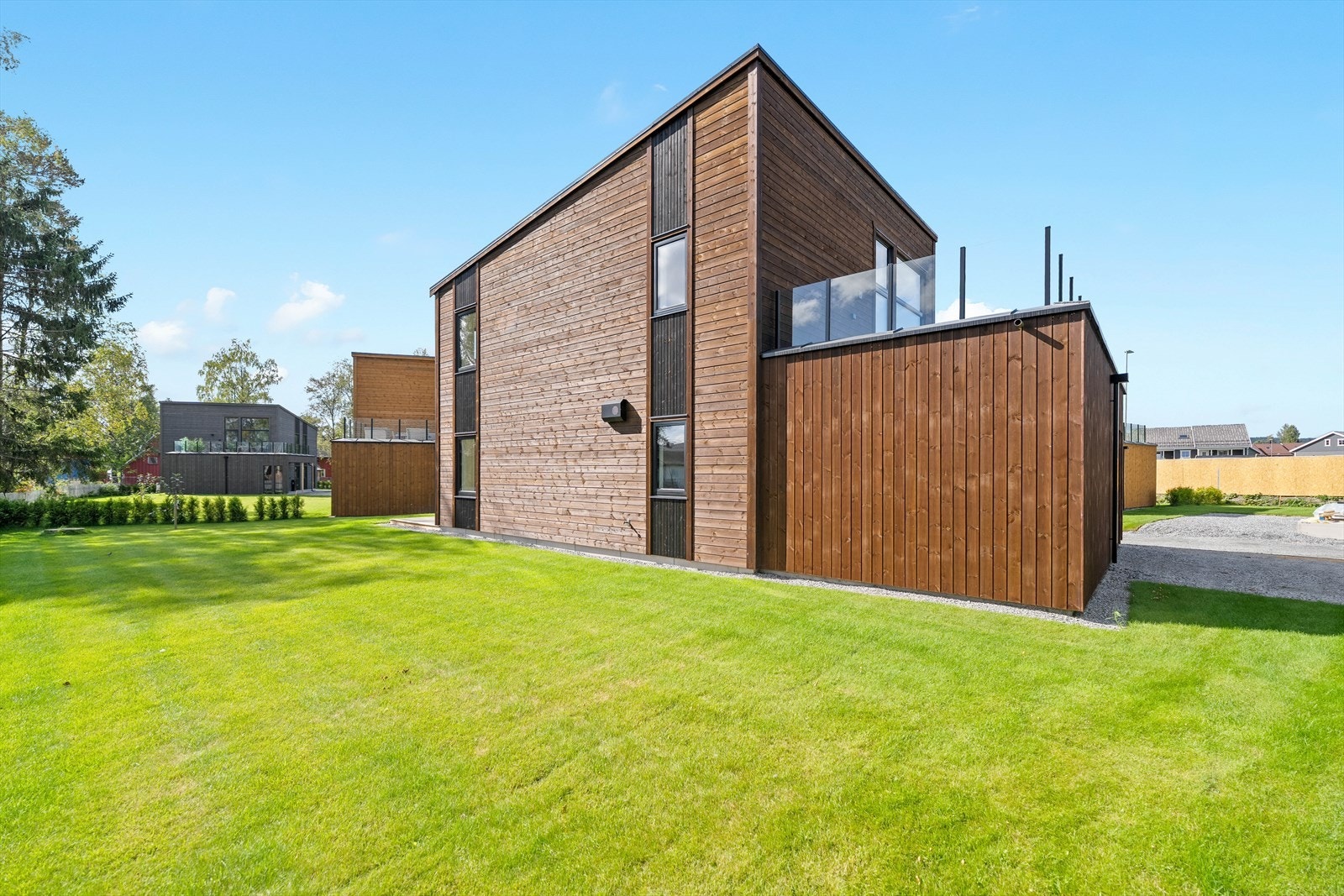 Eneboligen har en moderne og lekker utforming med brunbeiset kledning. Galleribilde