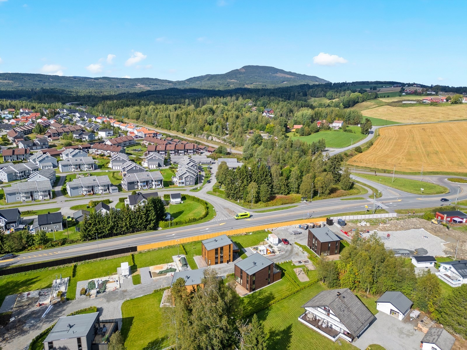Her finner du dagligvarebutikker, apotek, treningssenter, kafeer og øvrige handelstilbud innen få minutters kjøring. Galleribilde