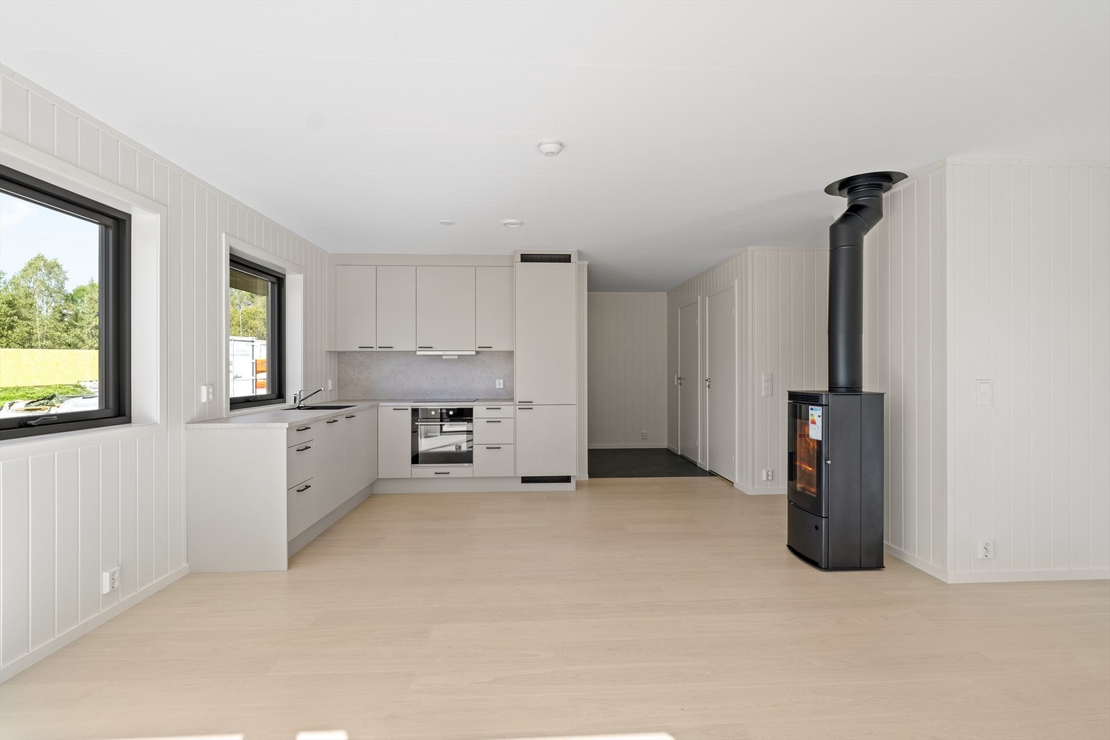 Det er god skap- og benkeplass, og rommet er tilrettelagt for både matlaging og hyggelige måltider. Galleribilde