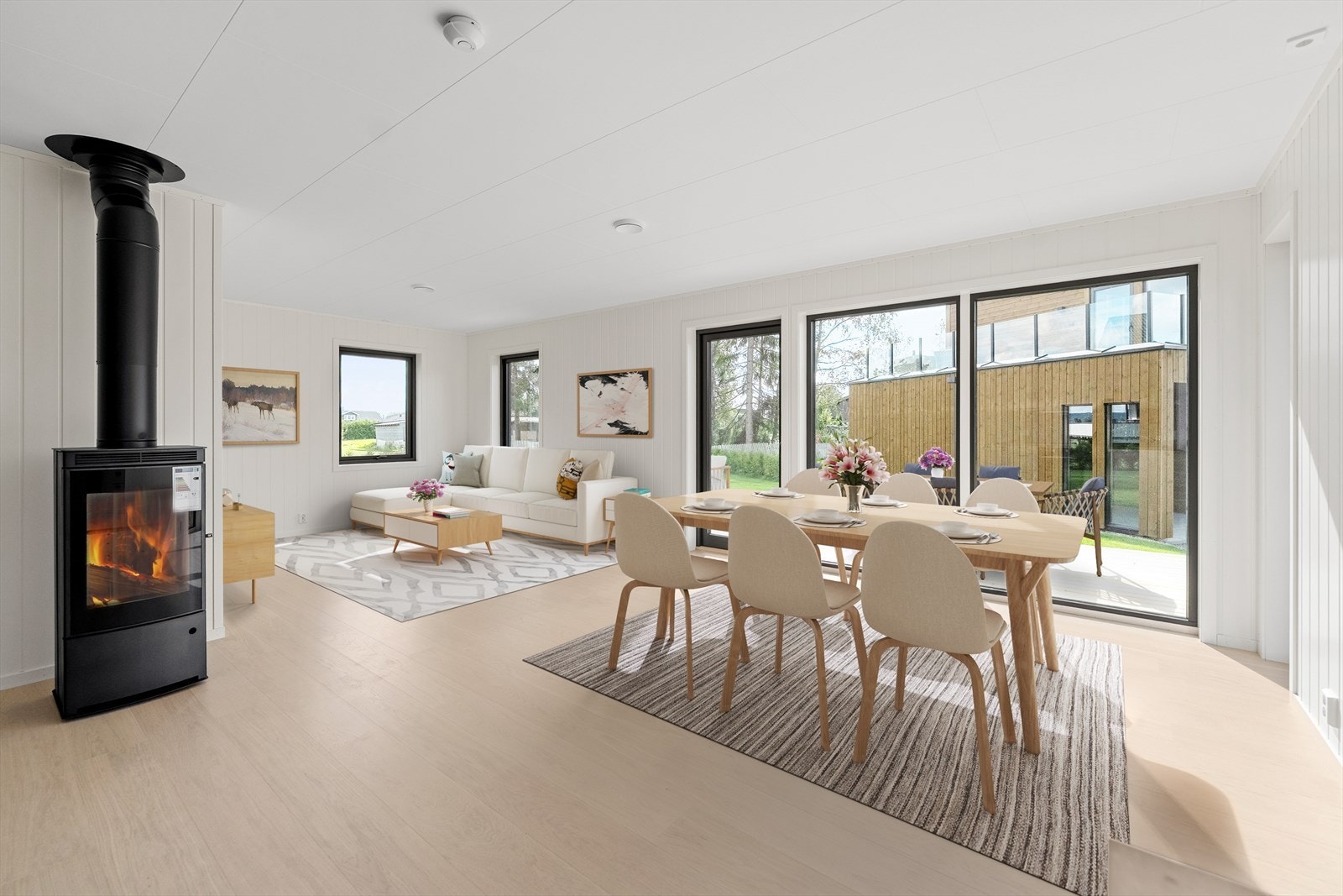 Stuen er lys og luftig, med store vindusflater som slipper inn rikelig med dagslys. Galleribilde